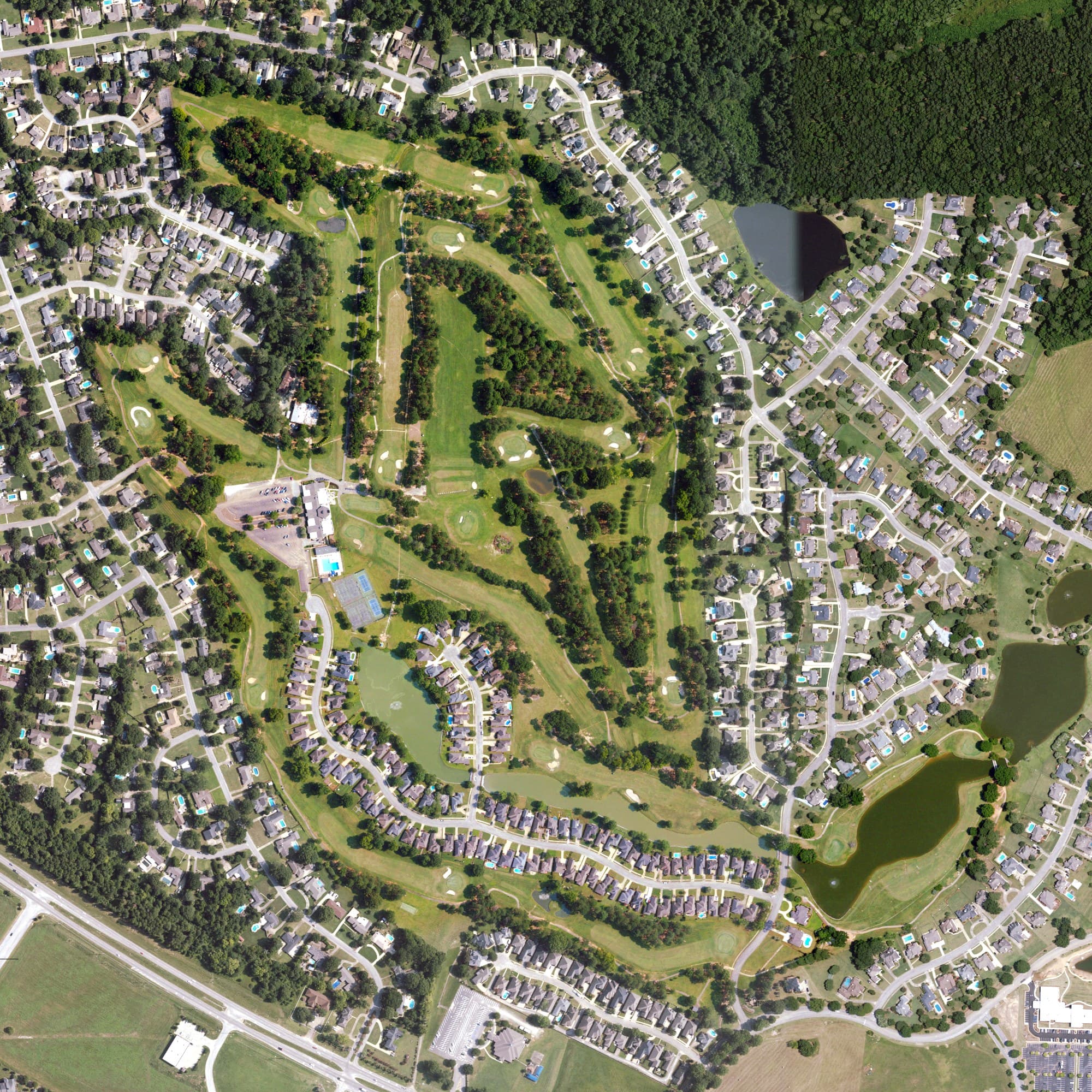 Aerial view of Arrowhead Country Club, AL, with its hole routing marked