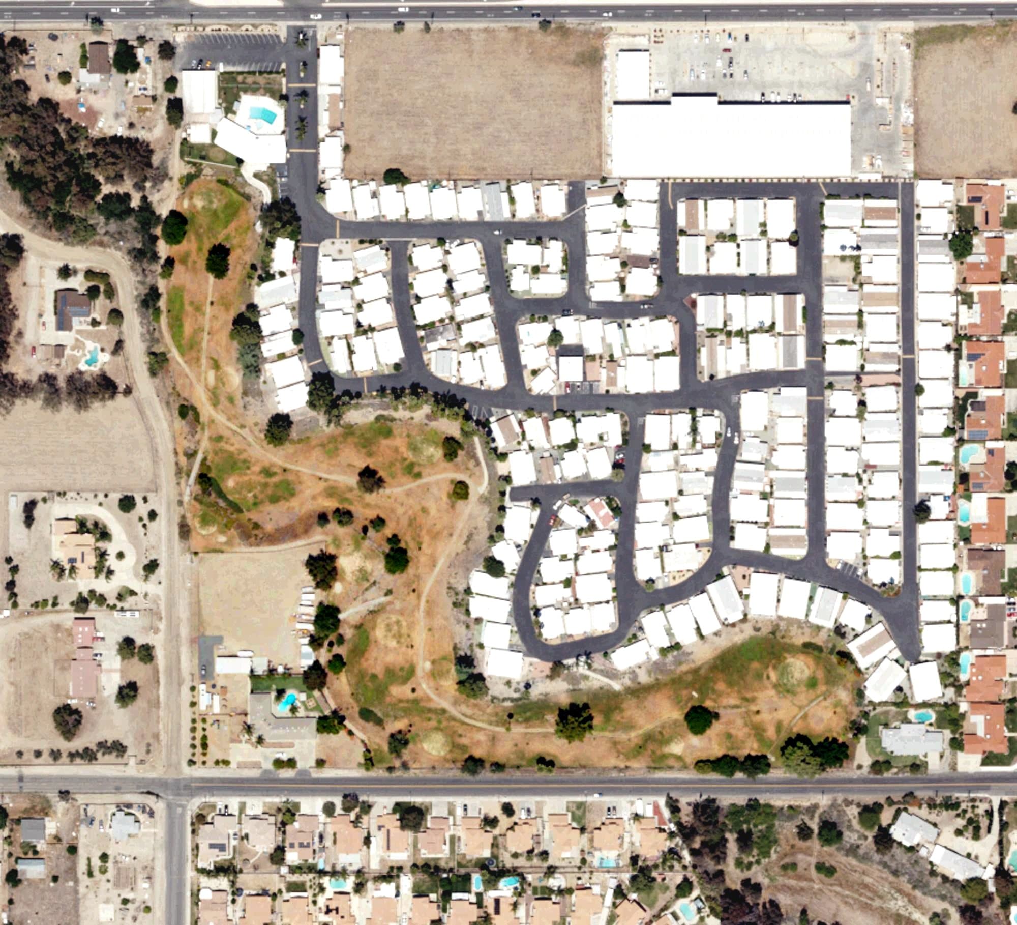 Aerial view of Arroyo Fairways Mobile Home Club, CA, with its hole routing marked