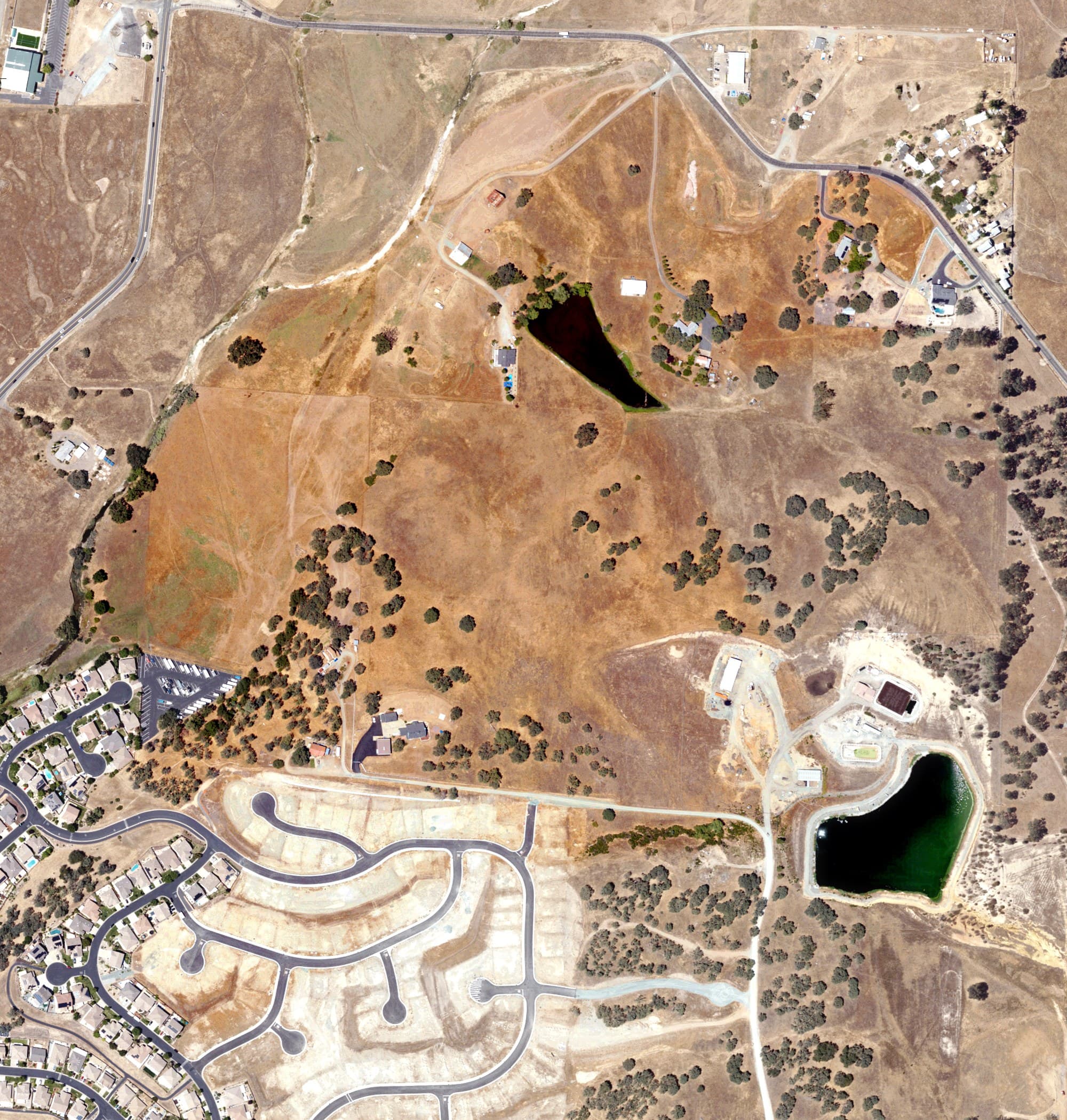 Aerial view of la Contenta Lakes Golf, CA, with its hole routing marked