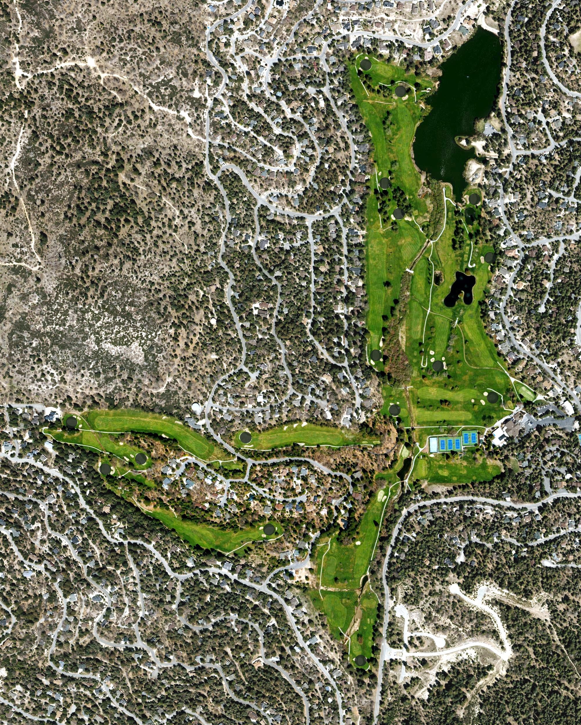 Aerial view of Lake Arrowhead Country Club, CA, with its hole routing marked
