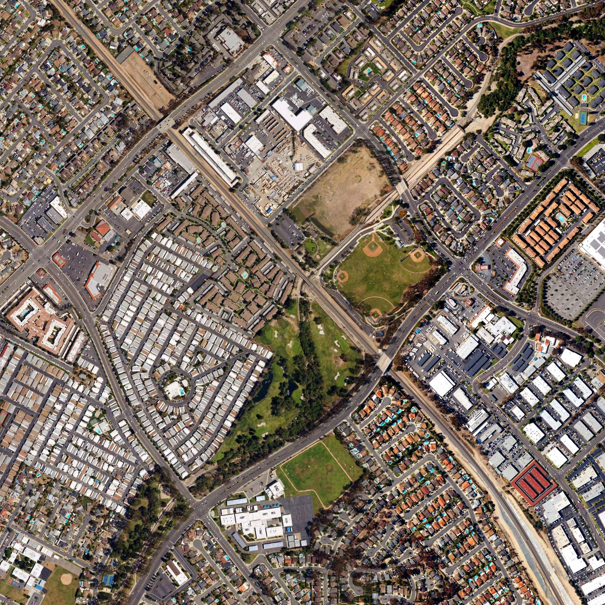 Aerial view of Lake Forest Golf & Practice Center, CA, with its hole routing marked