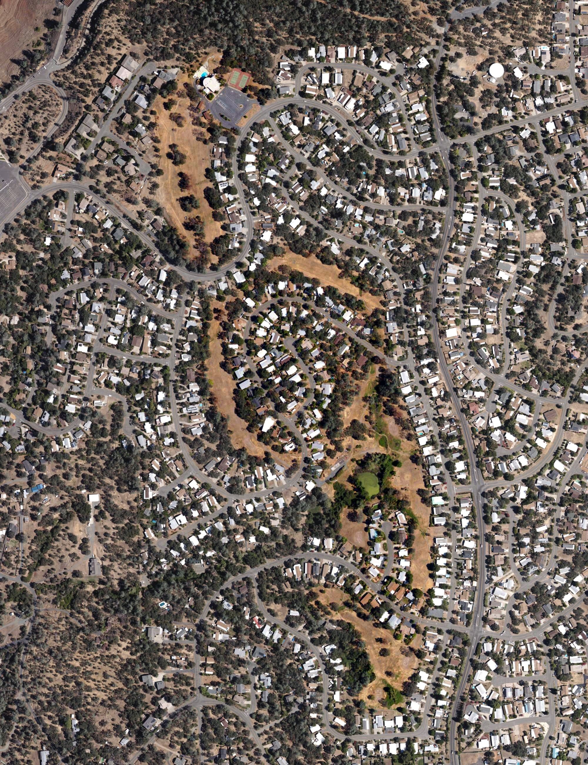 Aerial view of Lake Oroville Golf Course, CA, with its hole routing marked