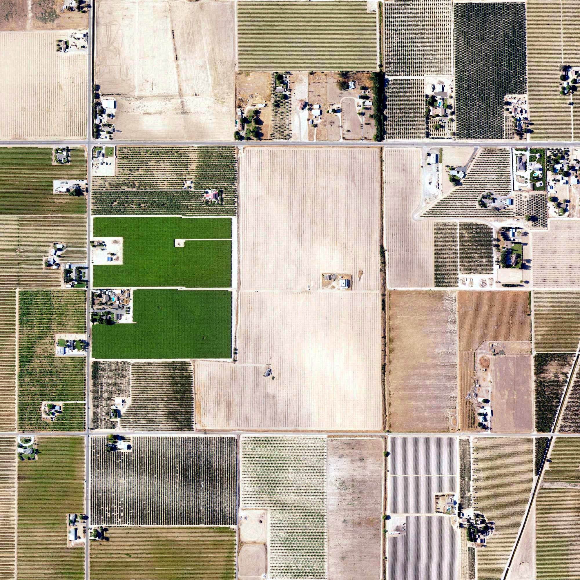 Aerial view of Selma Valley Golf Course, CA, with its hole routing marked