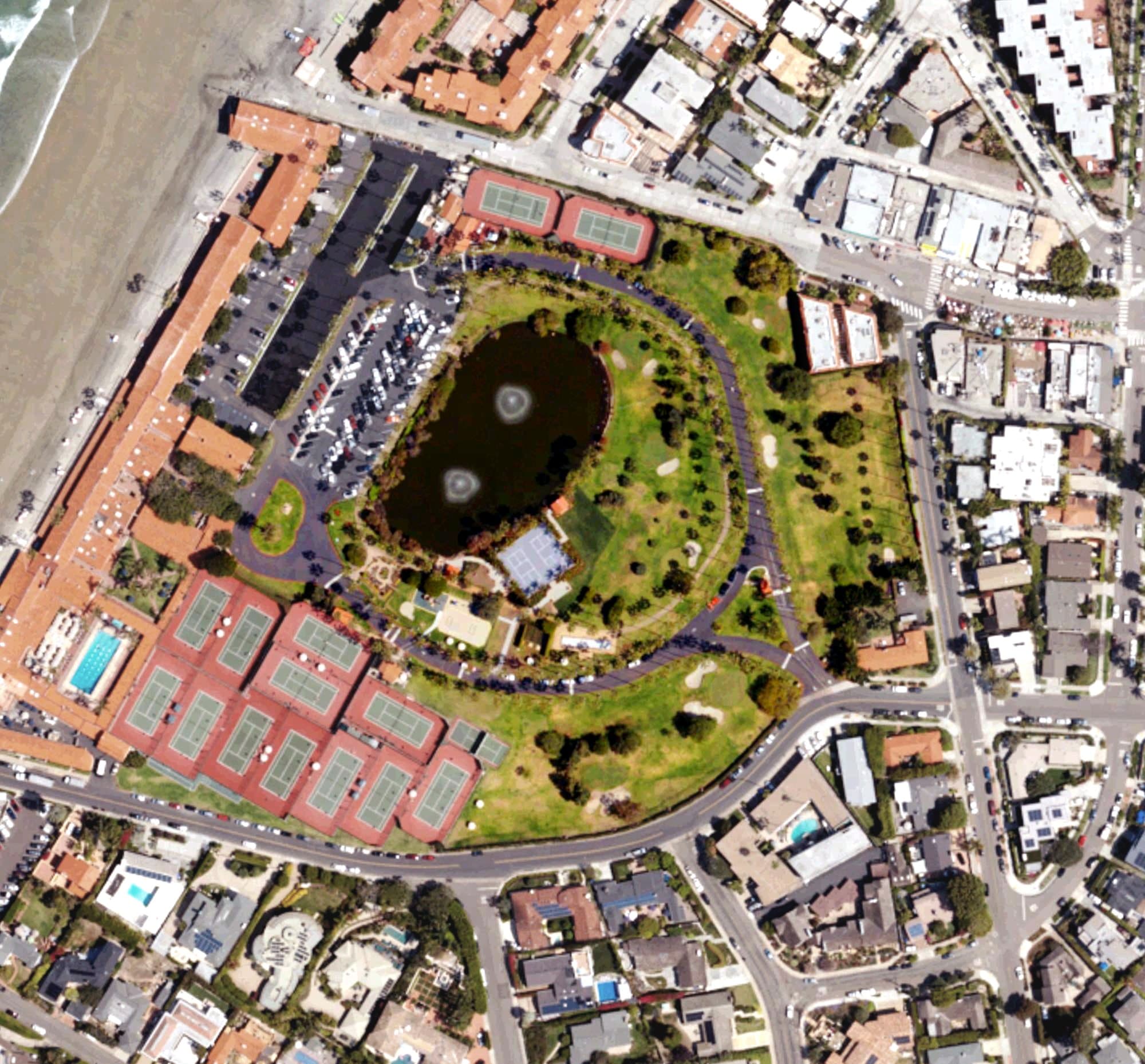 Aerial view of Spindrift Pitch & Putt  (La Jolla Beach & Tennis Club), CA, with its hole routing marked