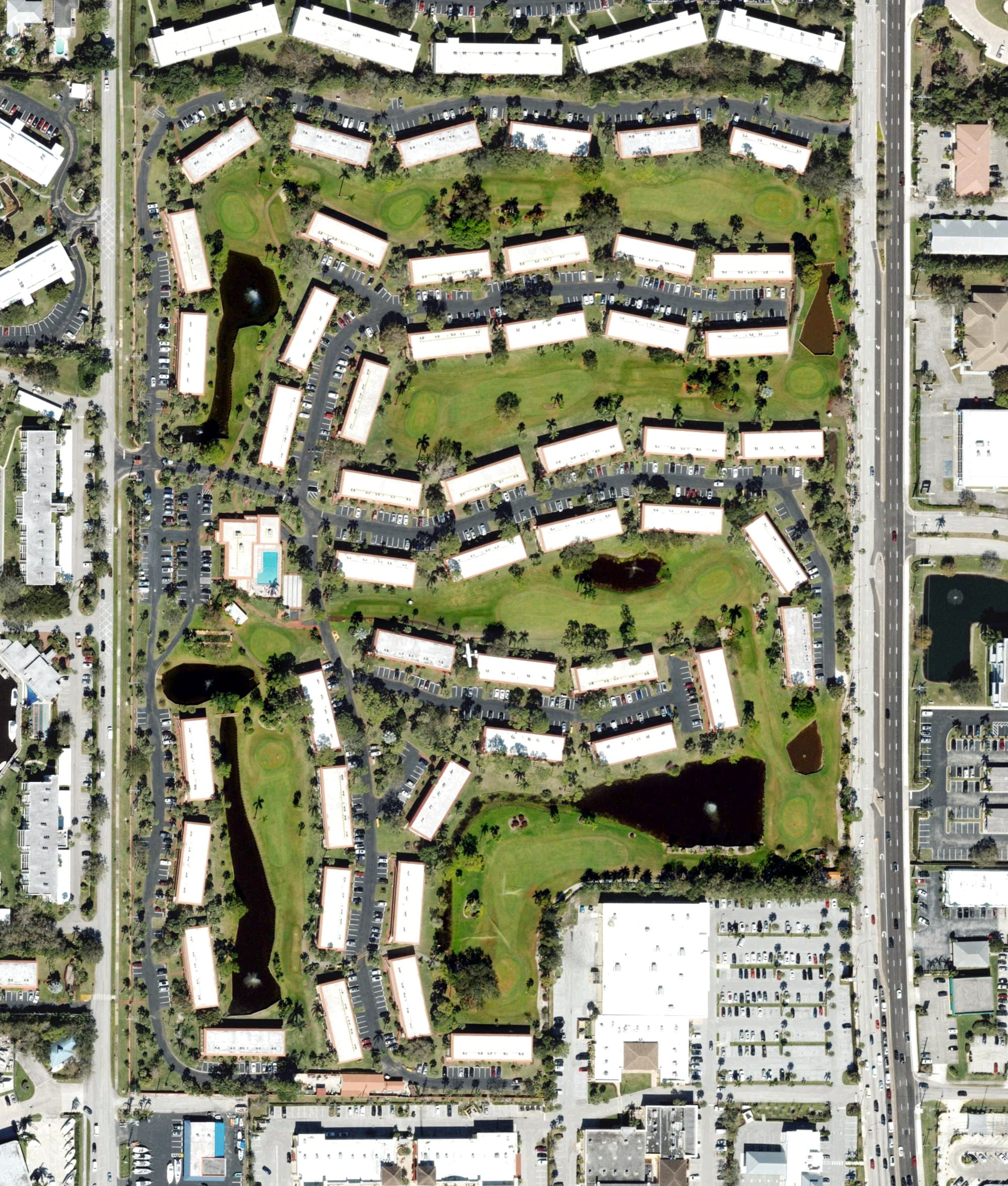 Aerial view of Monterey Yacht & Country Club, FL, with its hole routing marked