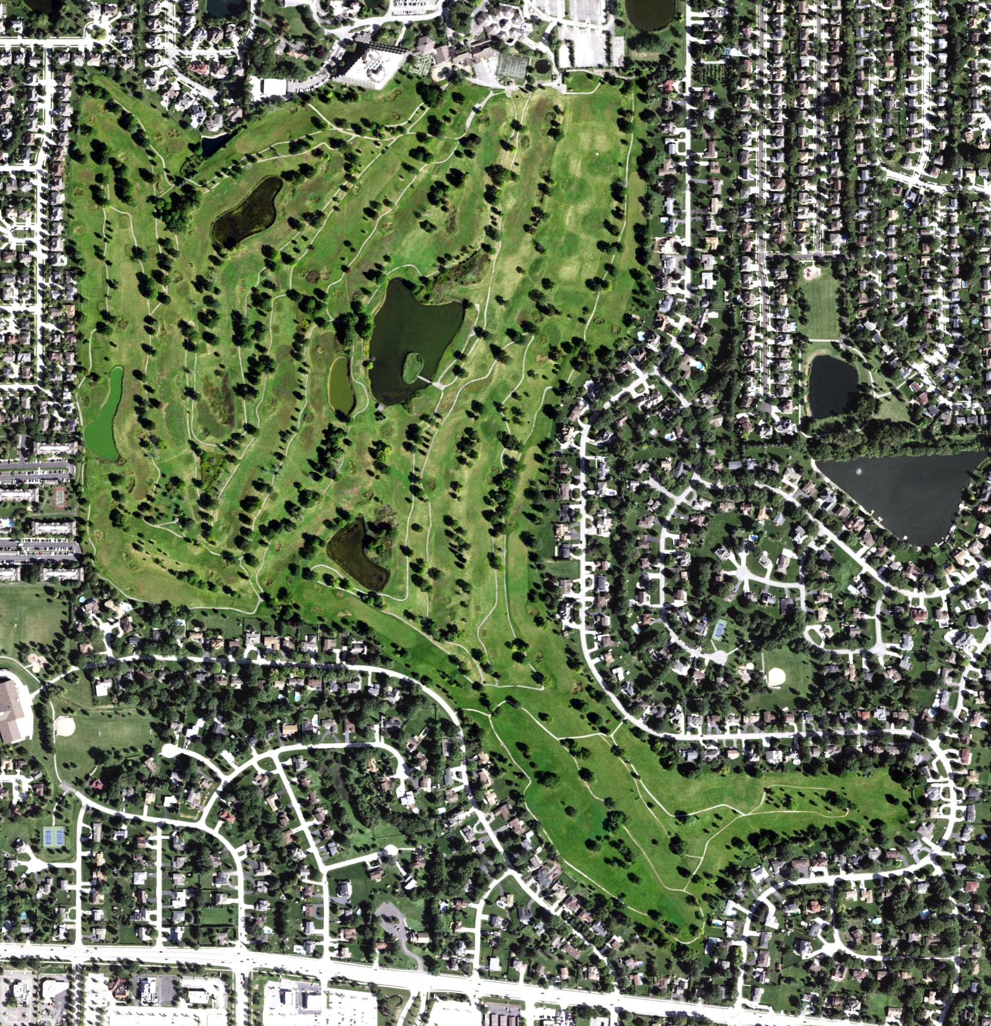 Aerial view of Hilton Chicago/Indian Lakes Resort, IL, with its hole routing marked