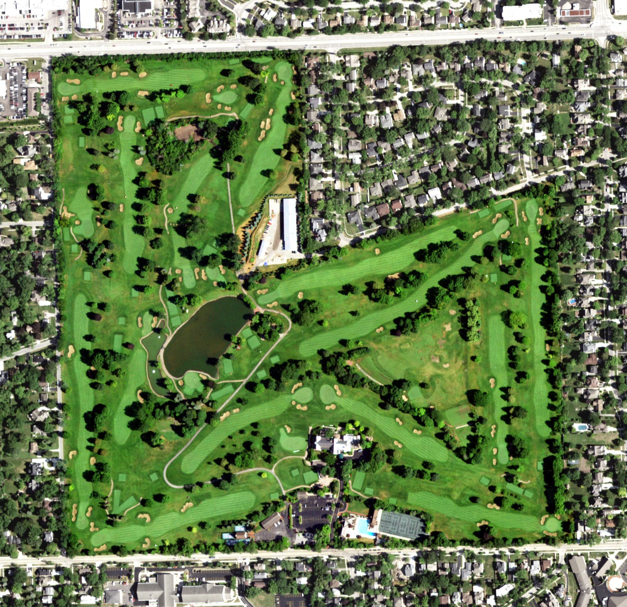 Aerial view of Hinsdale Golf Club, IL, with its hole routing marked