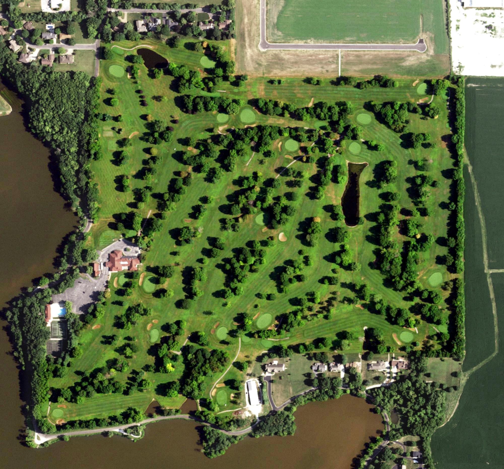 Aerial view of Jacksonville Country Club, IL, with its hole routing marked