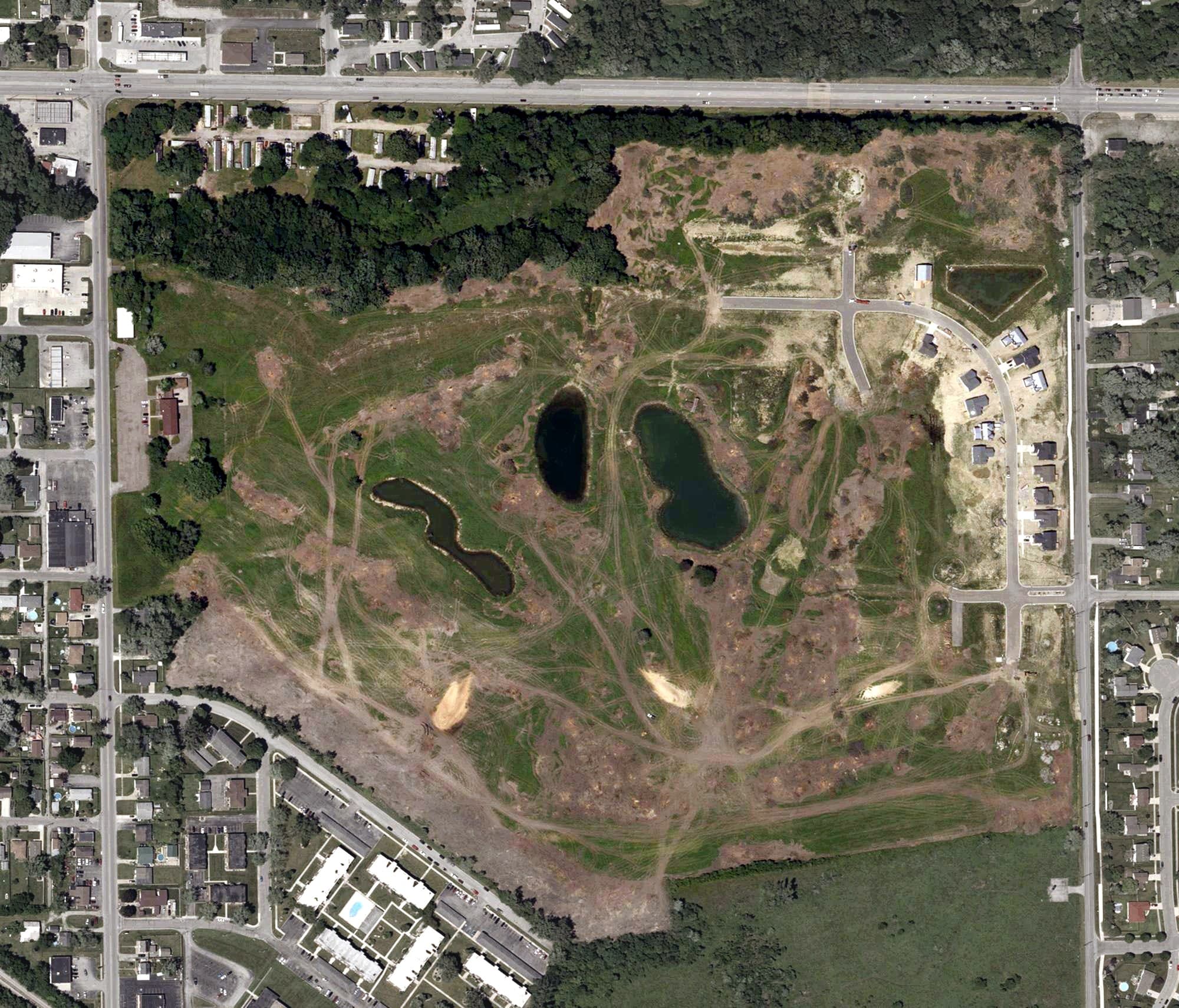 Aerial view of Cressmoor Country Club, IN, with its hole routing marked