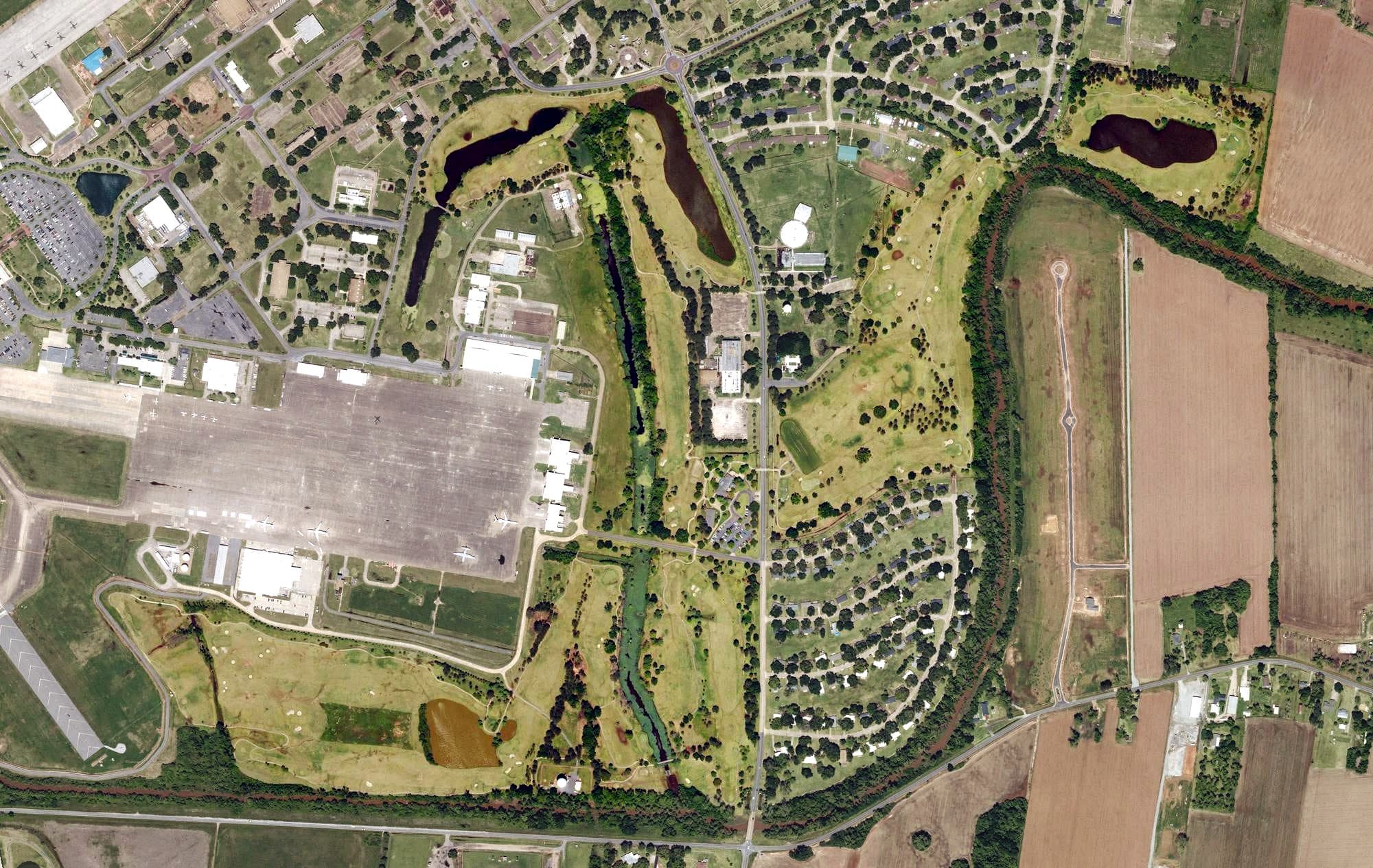 Aerial view of Oak Wings Golf Club, LA, with its hole routing marked