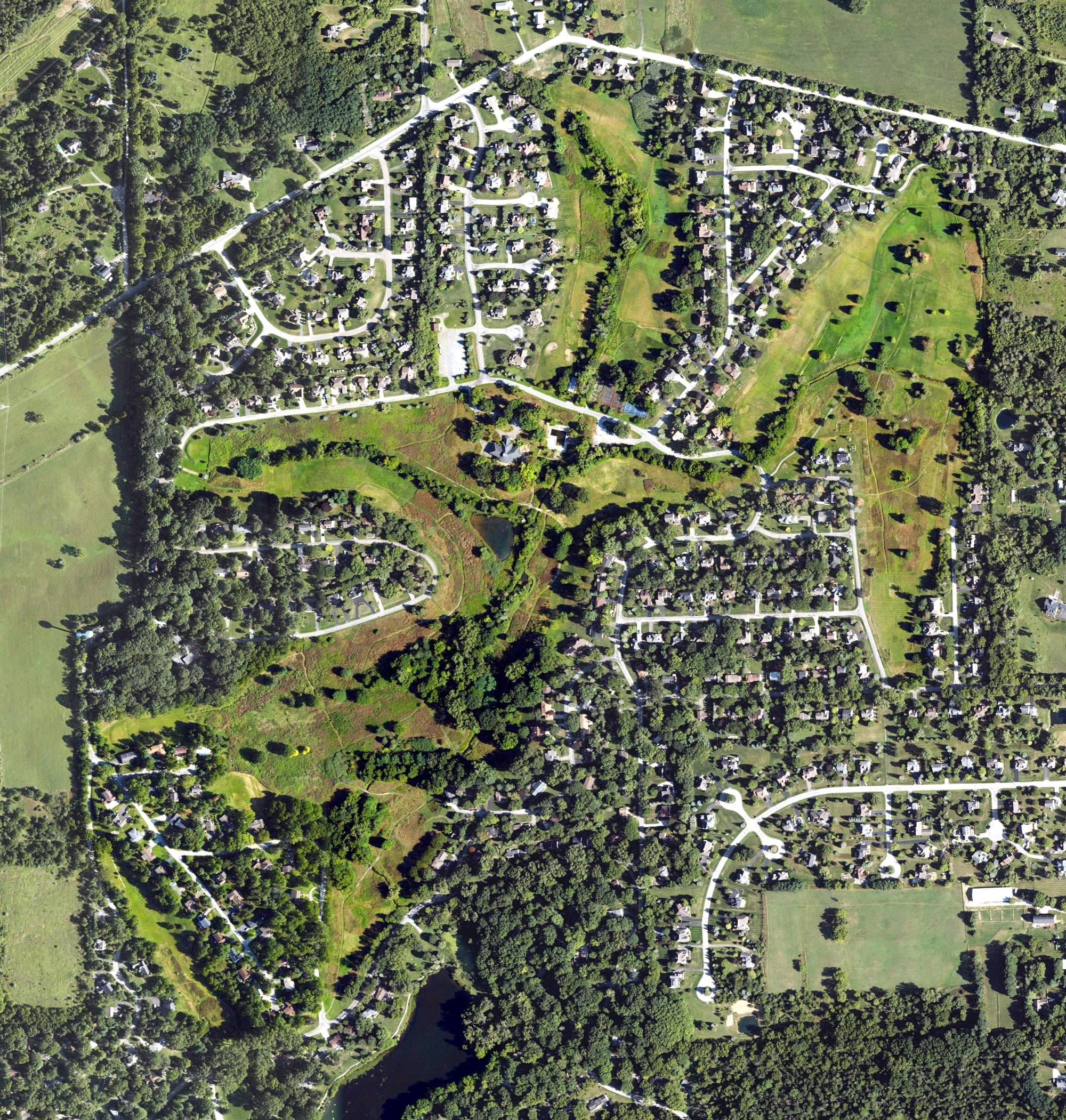 Aerial view of Ann Arbor Country Club, MI, with its hole routing marked
