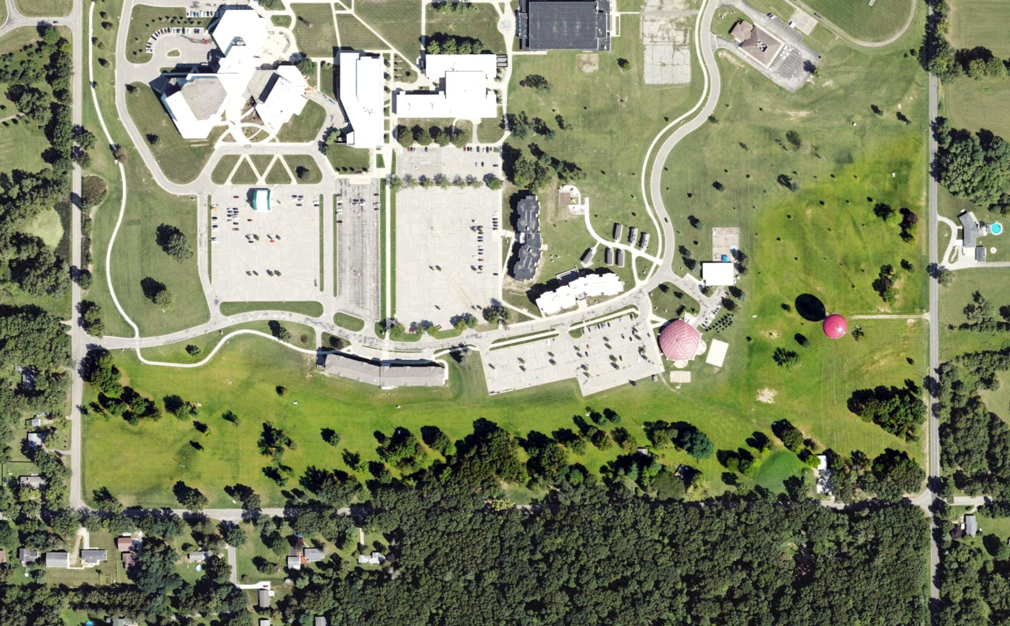 Aerial view of Jackson College Disc Golf, MI, with its hole routing marked