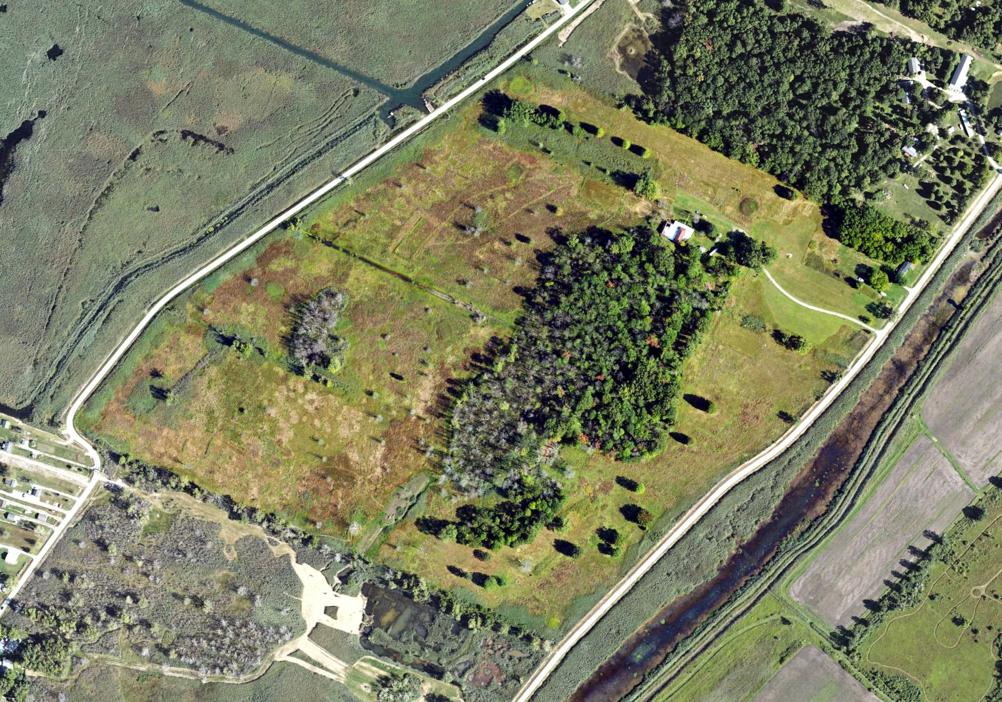 Aerial view of Middle Channel Golf & Country Club, MI, with its hole routing marked