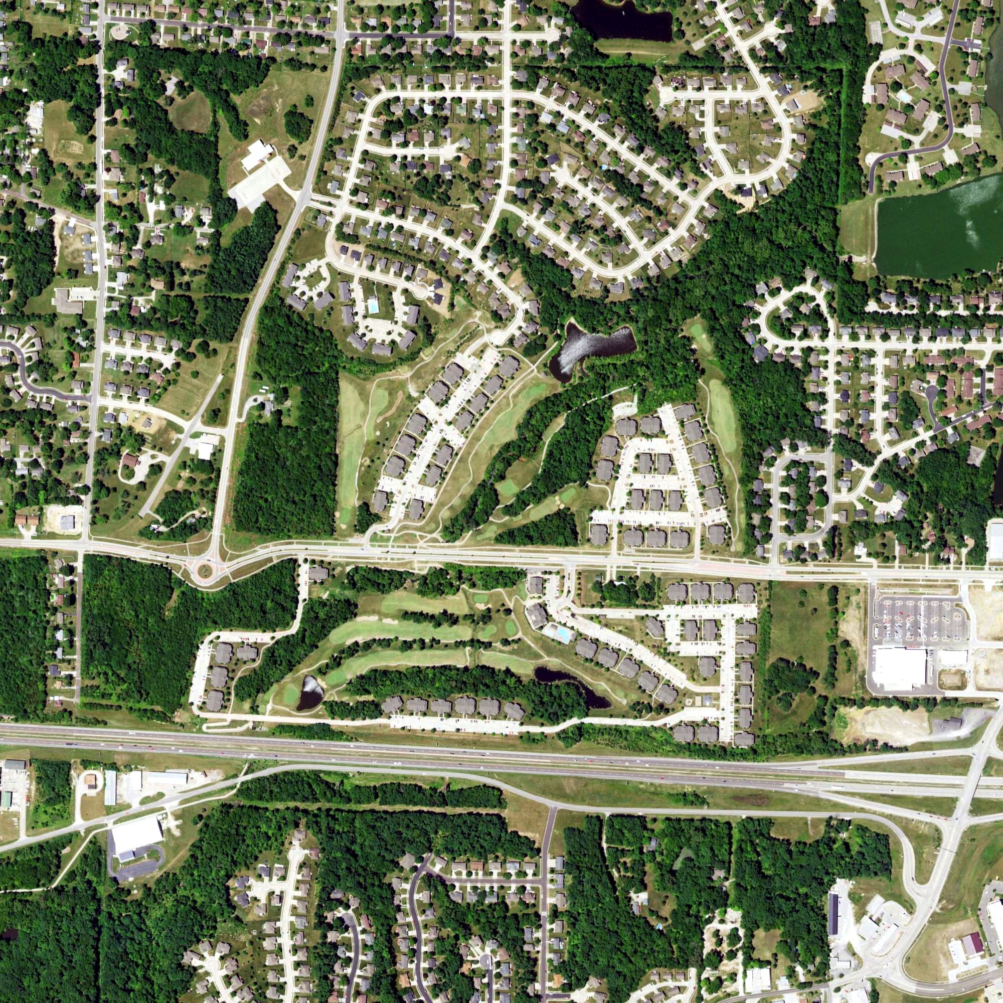 Aerial view of The Links Golf & Country Club, MO, with its hole routing marked