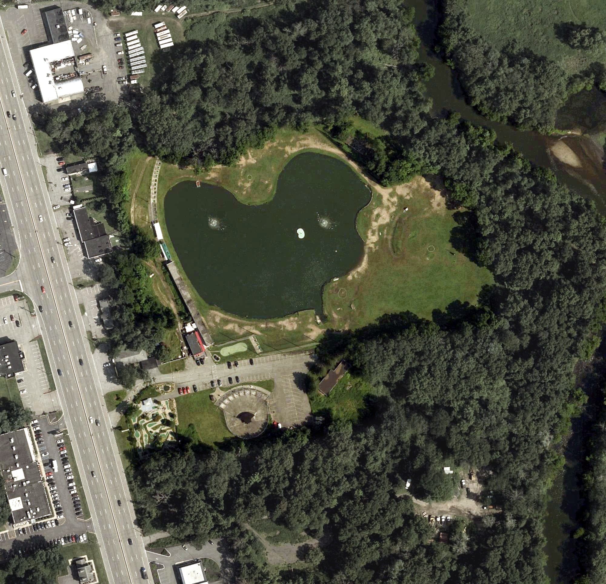 Aerial view of Golf 23 Driving Range, NJ, with its hole routing marked