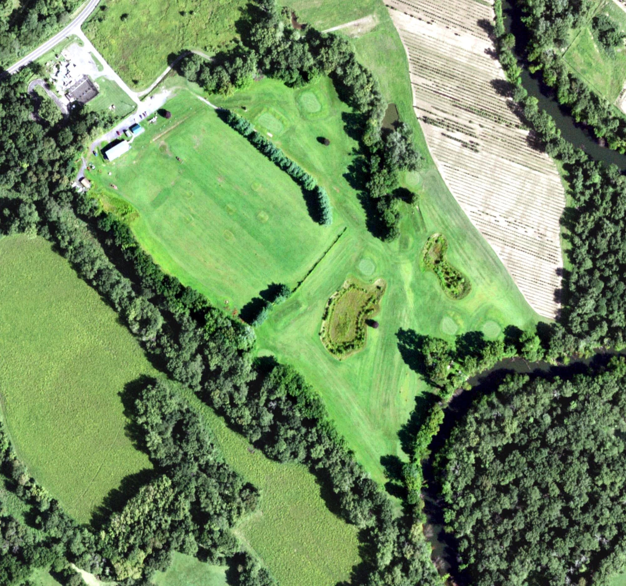 Aerial view of Alapaha Golf Link & Driving Range, NY, with its hole routing marked