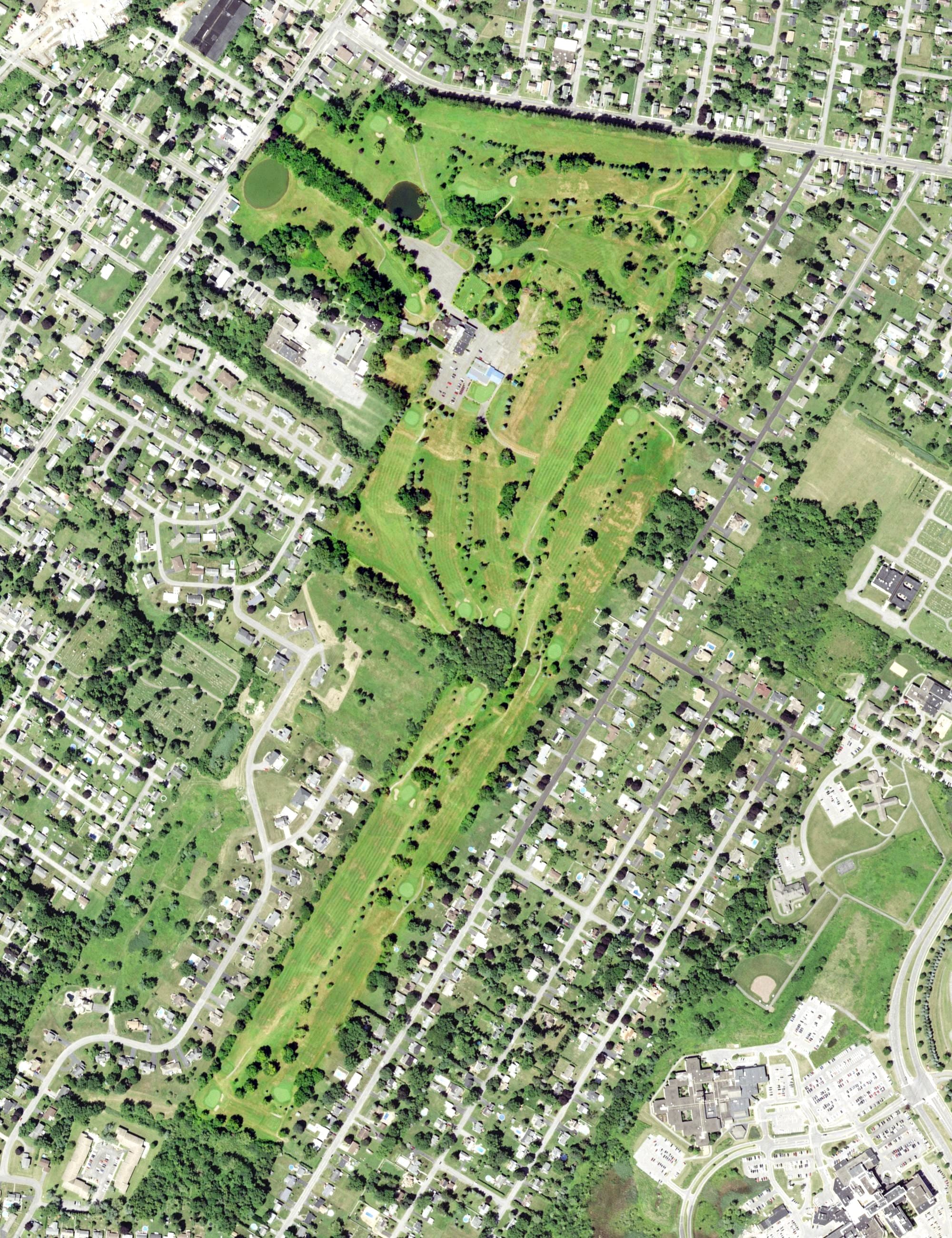 Aerial view of Twin Ponds Golf & Country Club, NY, with its hole routing marked