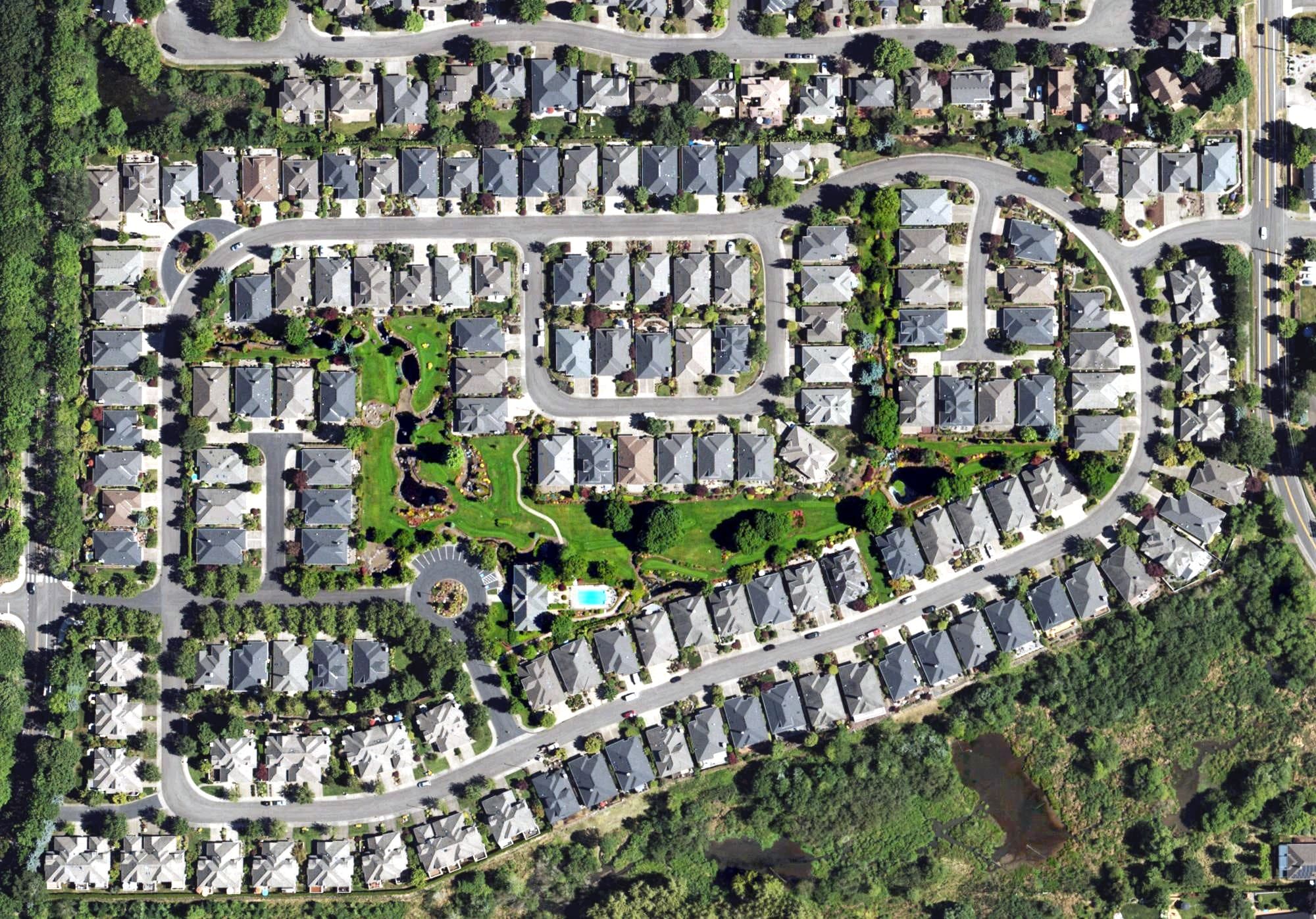 Aerial view of Claremont Greens, OR, with its hole routing marked