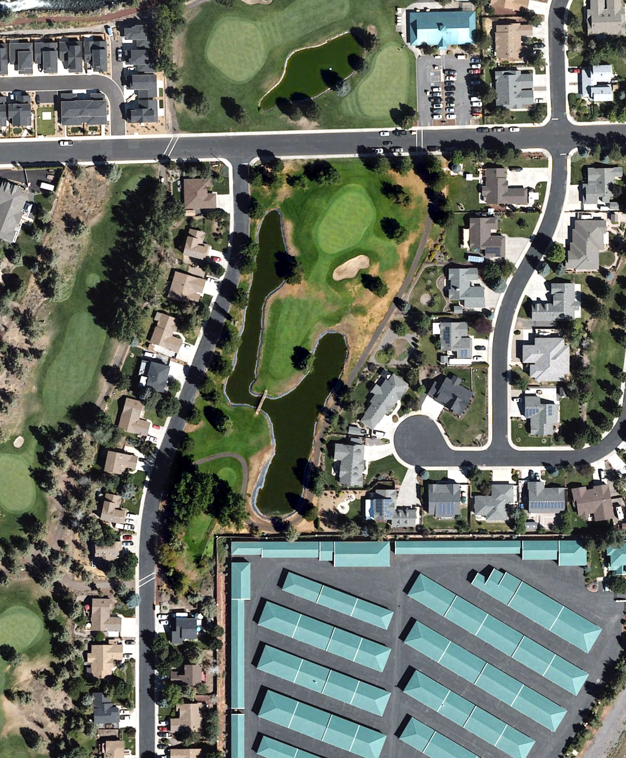 Aerial view of The Greens at Redmond, OR, with its hole routing marked
