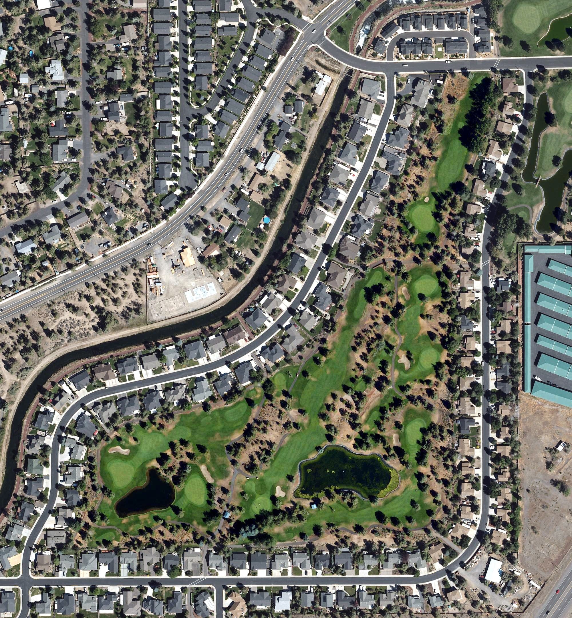 Aerial view of The Greens at Redmond, OR, with its hole routing marked