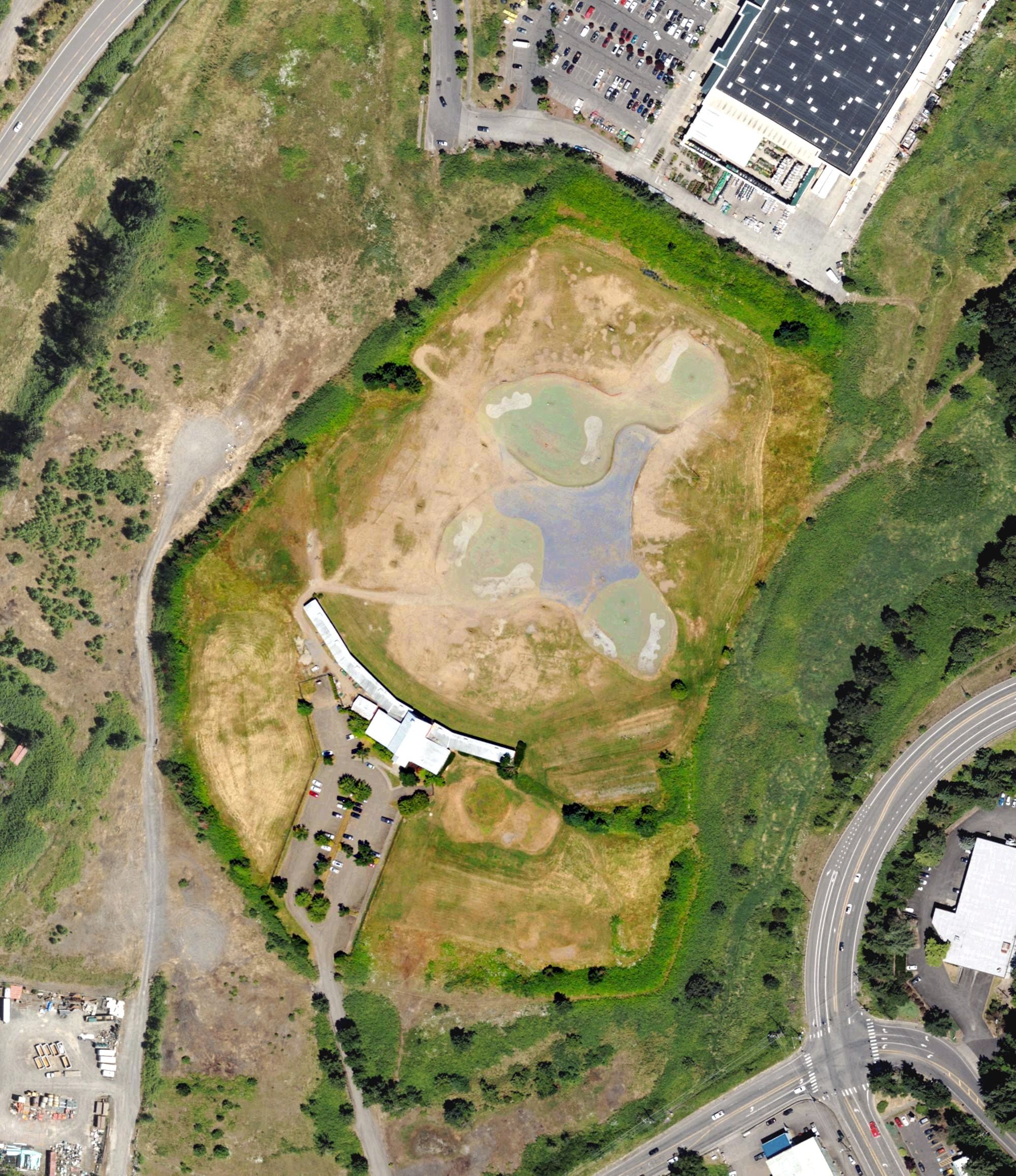 Aerial view of Trails End Golf Center, OR, with its hole routing marked