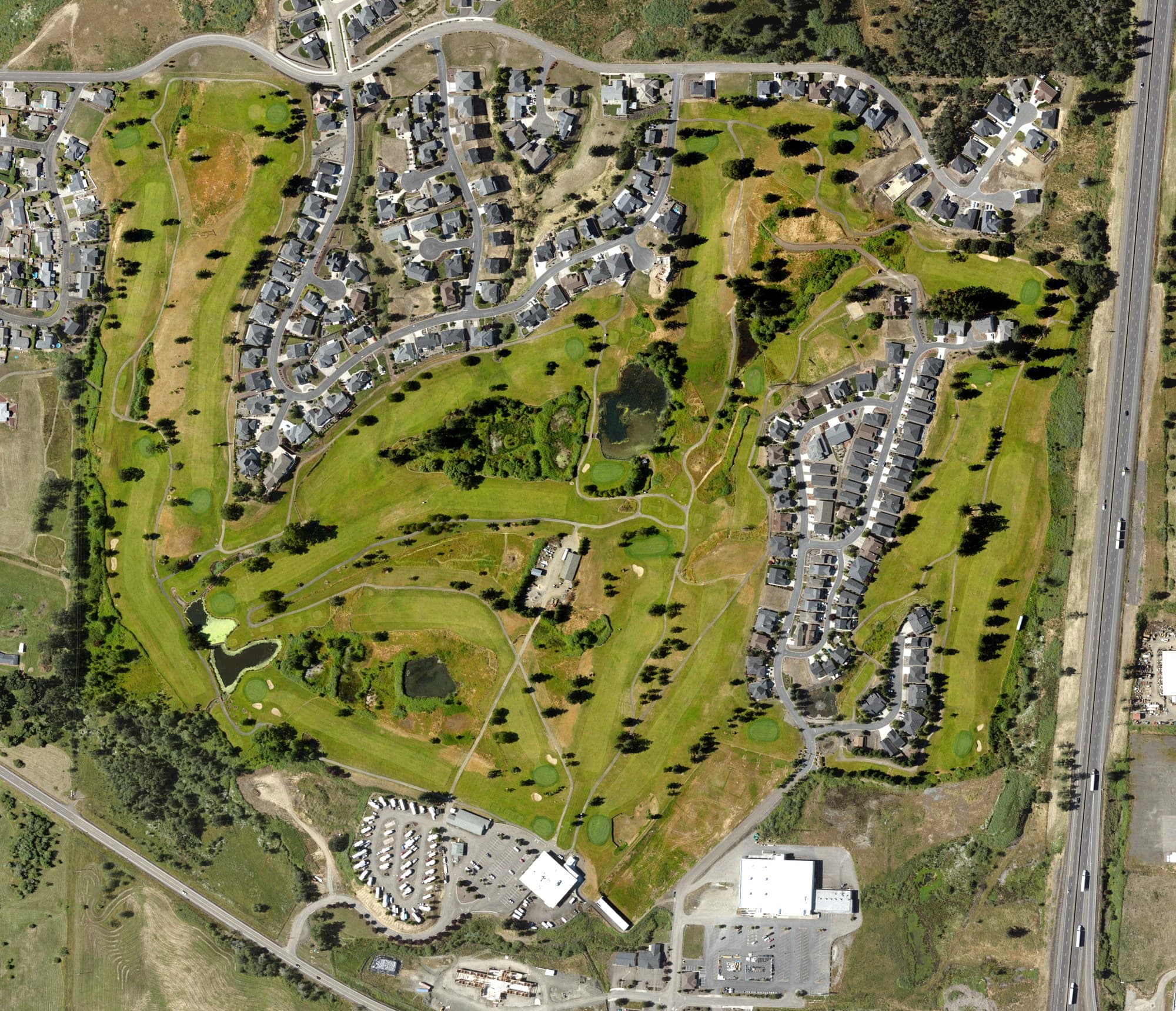Aerial view of Umpqua Golf Resort, OR, with its hole routing marked