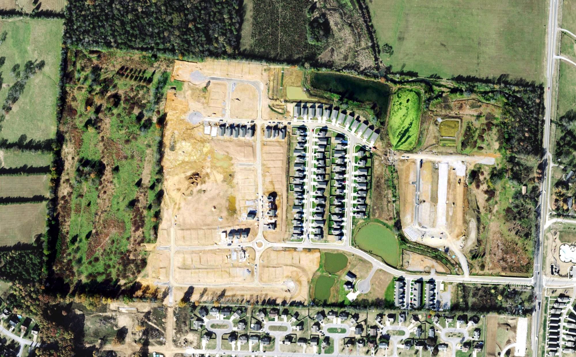 Aerial view of Hunters Point Golf Club, TN, with its hole routing marked