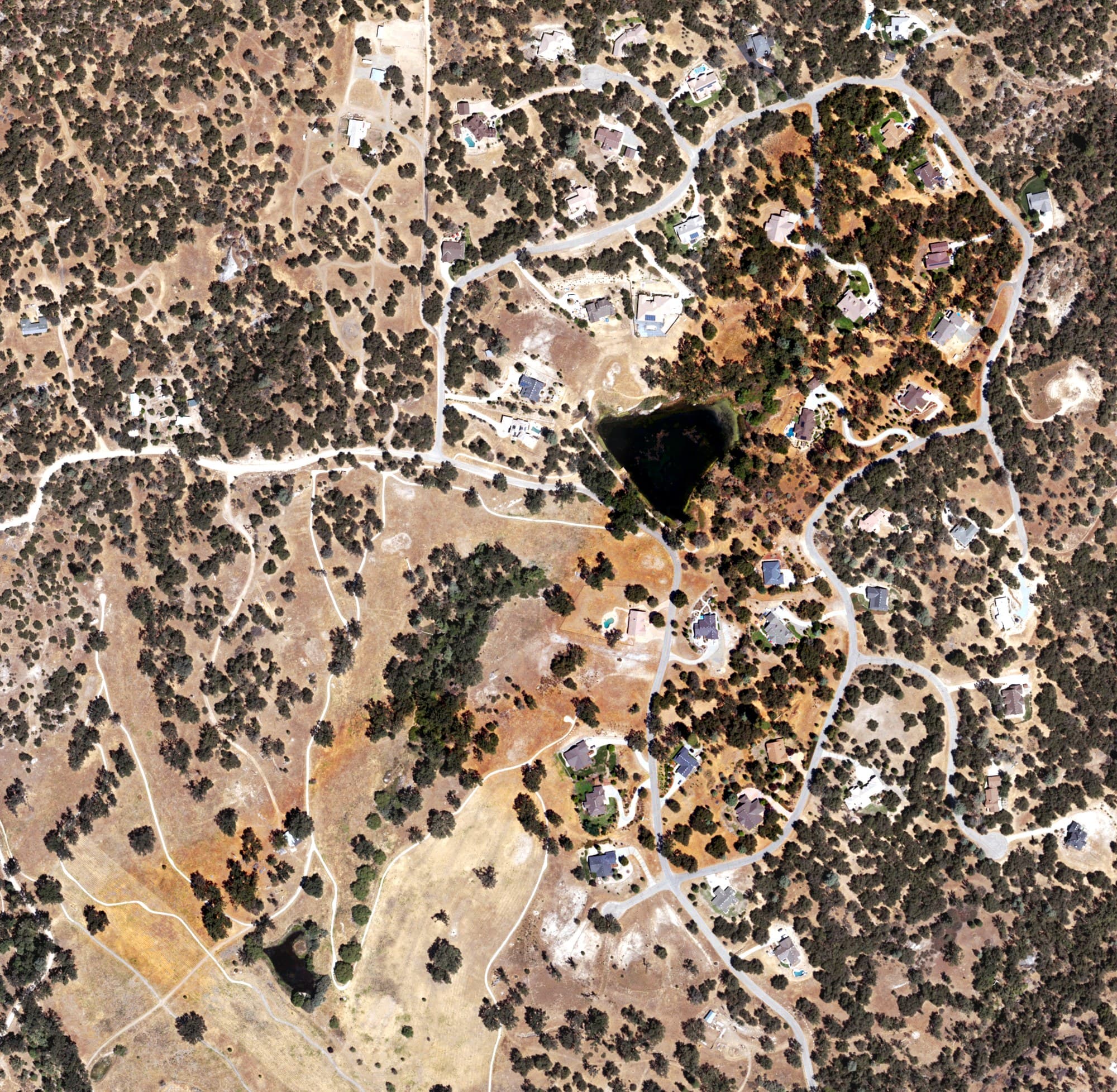 Aerial view of Ahwanhee Estates and Country Club, CA, with its hole routing marked