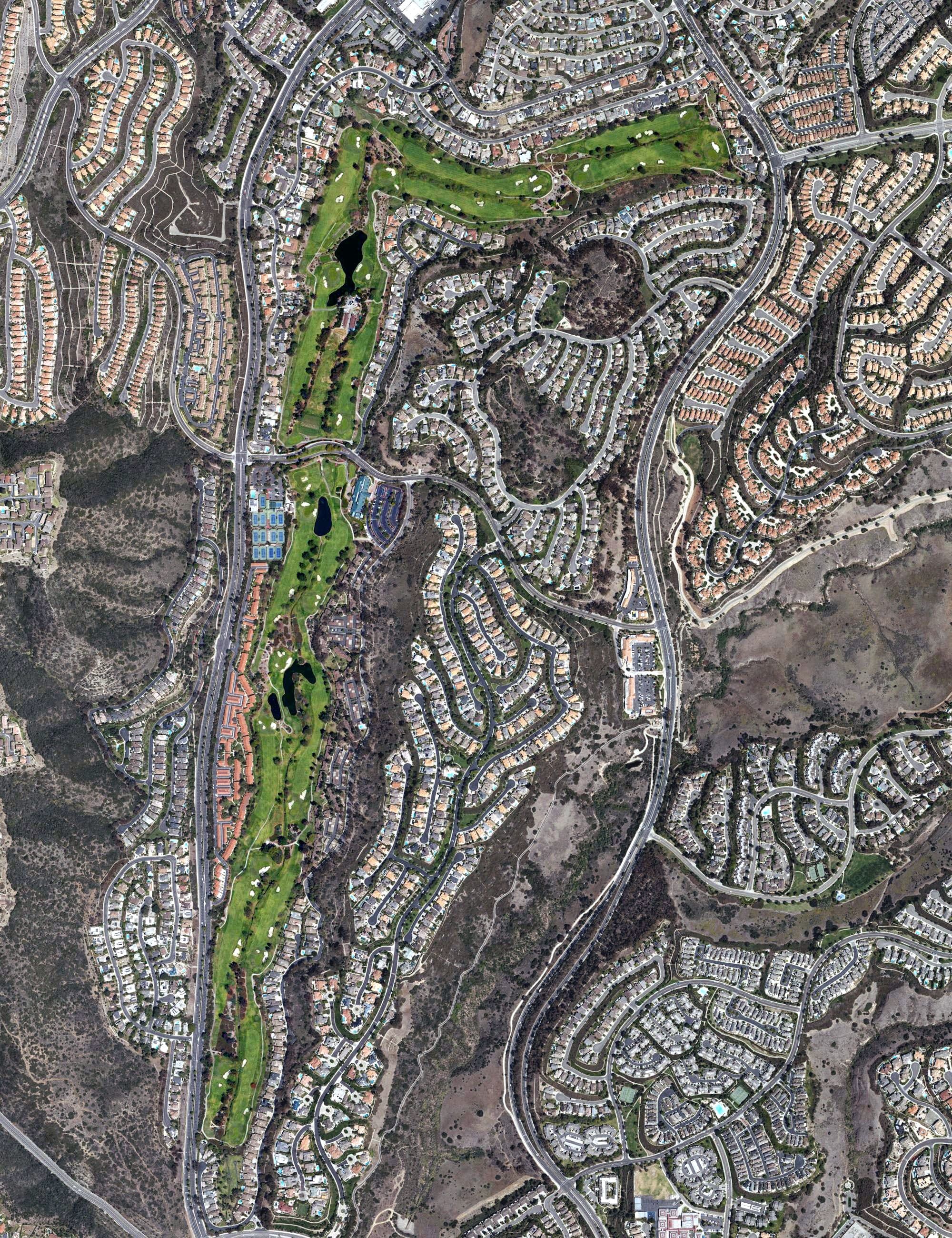 Aerial view of El Niguel Country Club, CA, with its hole routing marked