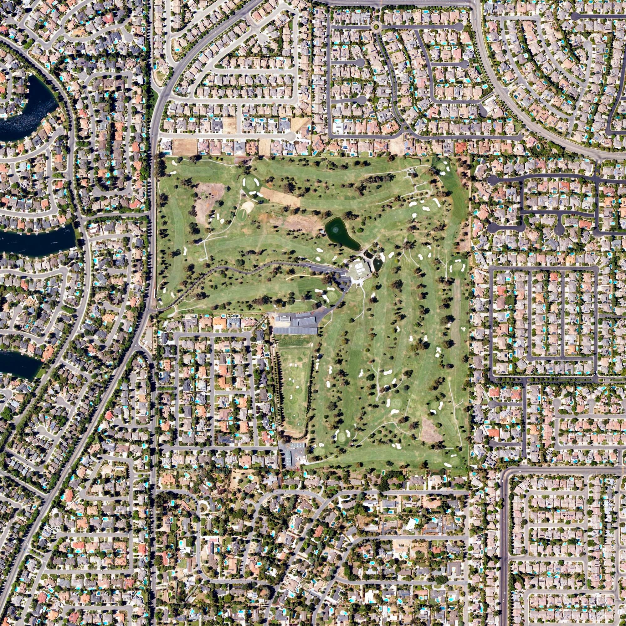 Aerial view of Fort Washington Golf & Country Club, CA, with its hole routing marked
