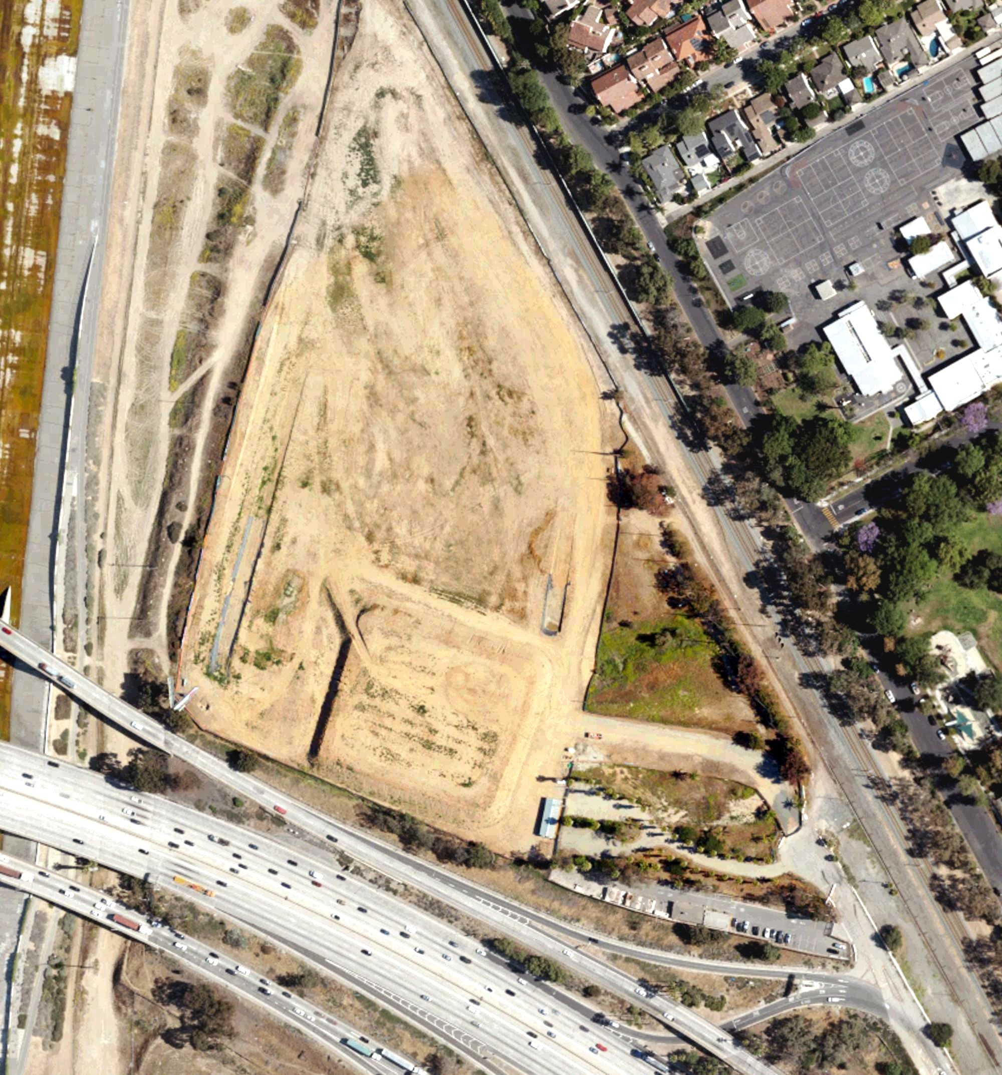 Aerial view of Long Beach Golf Learning Center, CA, with its hole routing marked