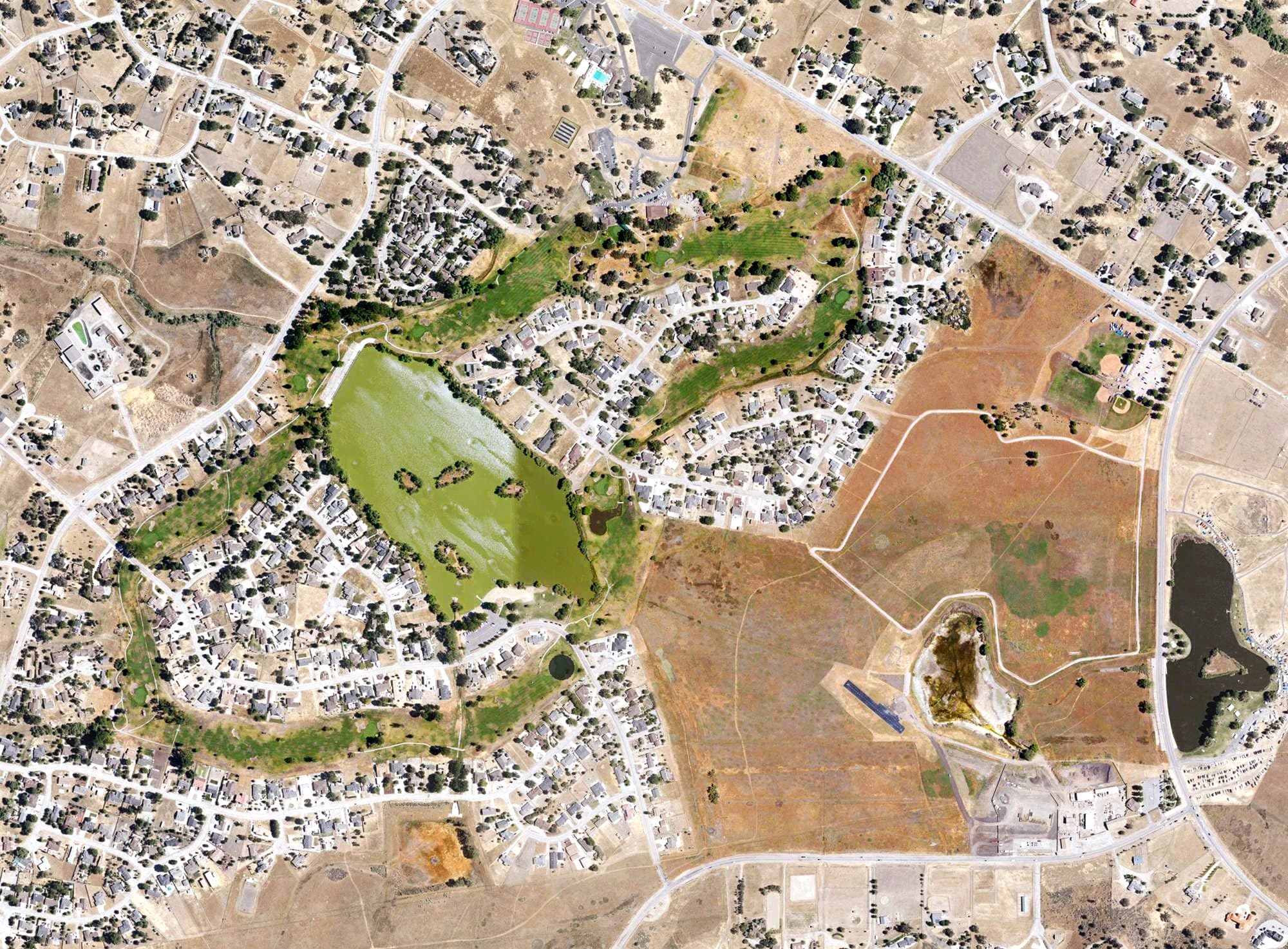 Aerial view of Oak Tree Country Club, CA, with its hole routing marked