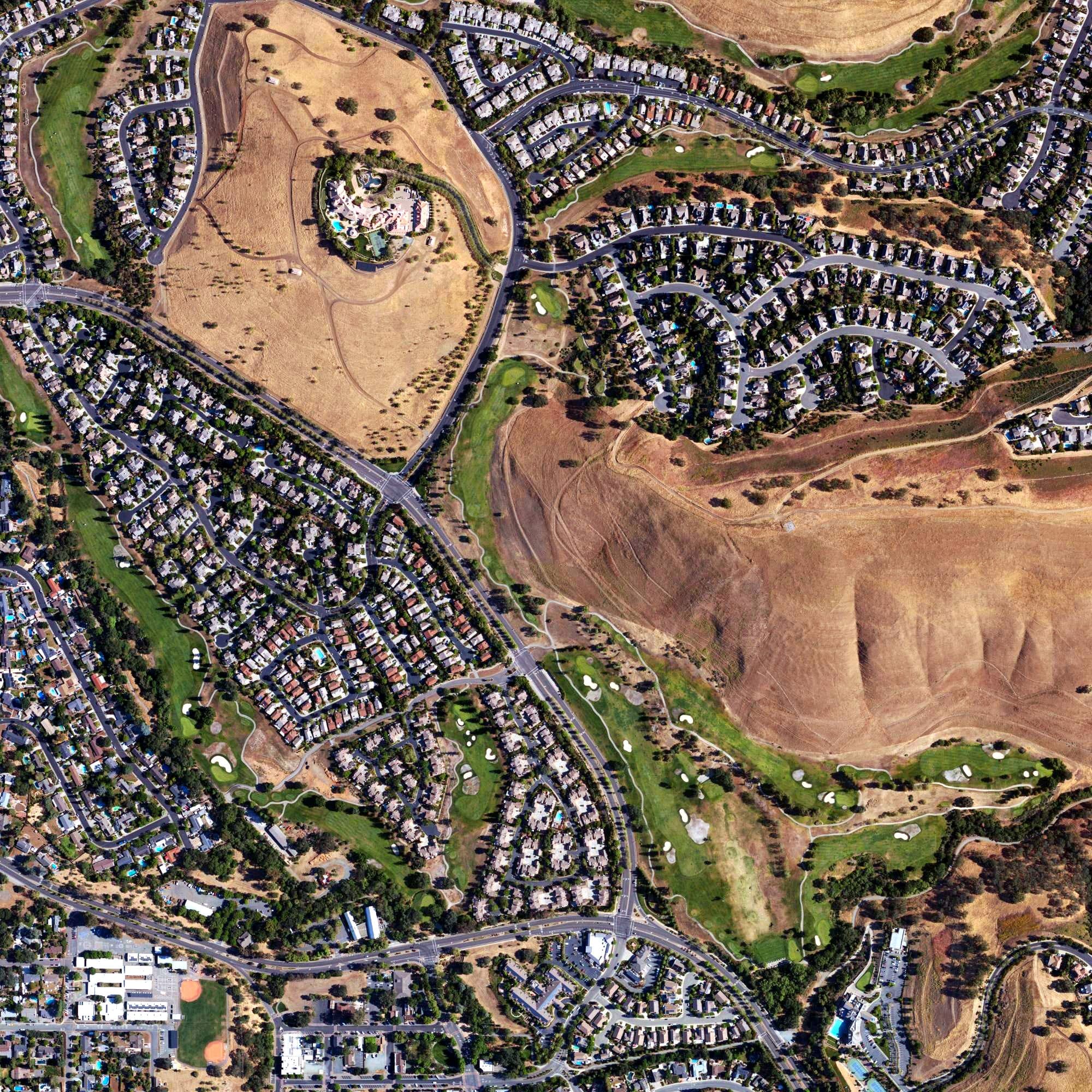 Aerial view of Oakhurst Country Club, CA, with its hole routing marked
