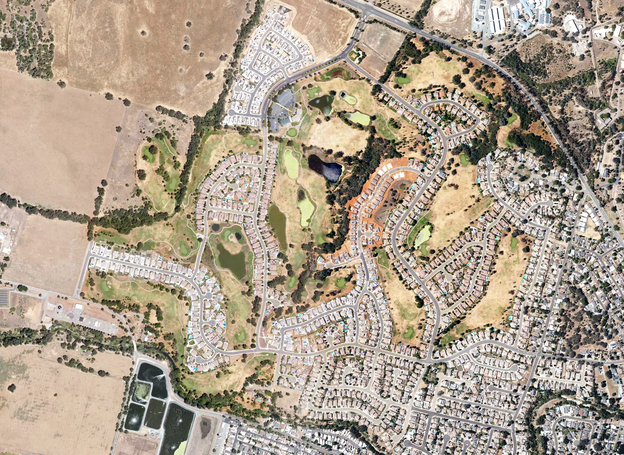 Aerial view of Strata Court, CA, with its hole routing marked