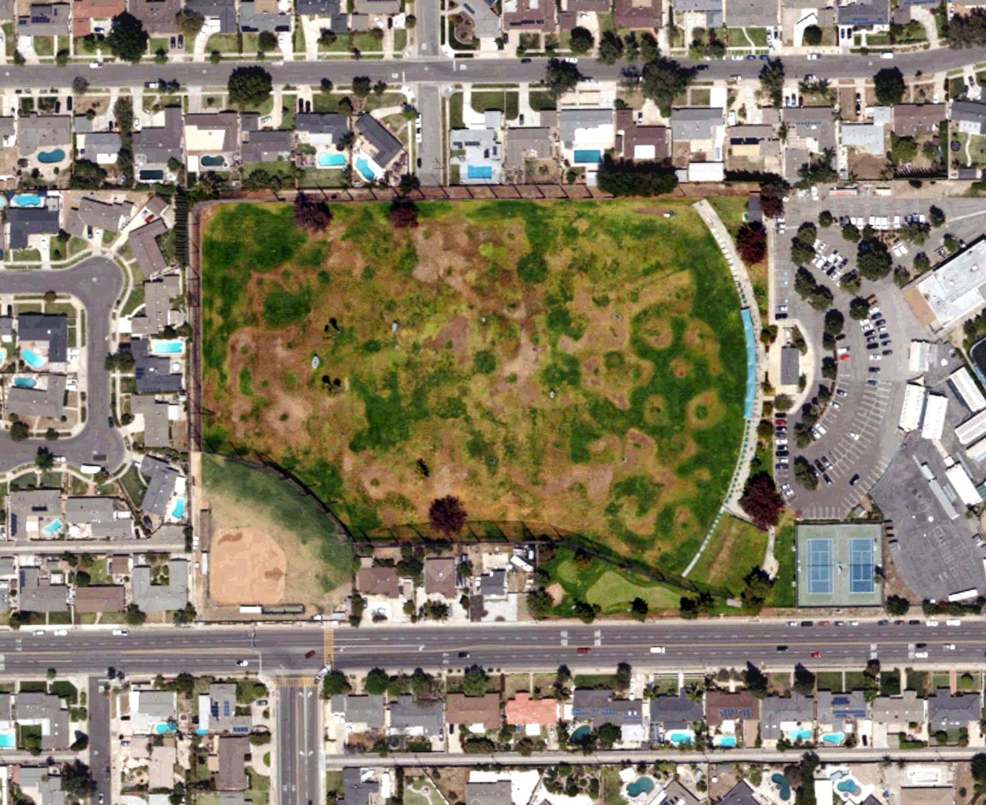 Aerial view of Super Range Golf, CA, with its hole routing marked
