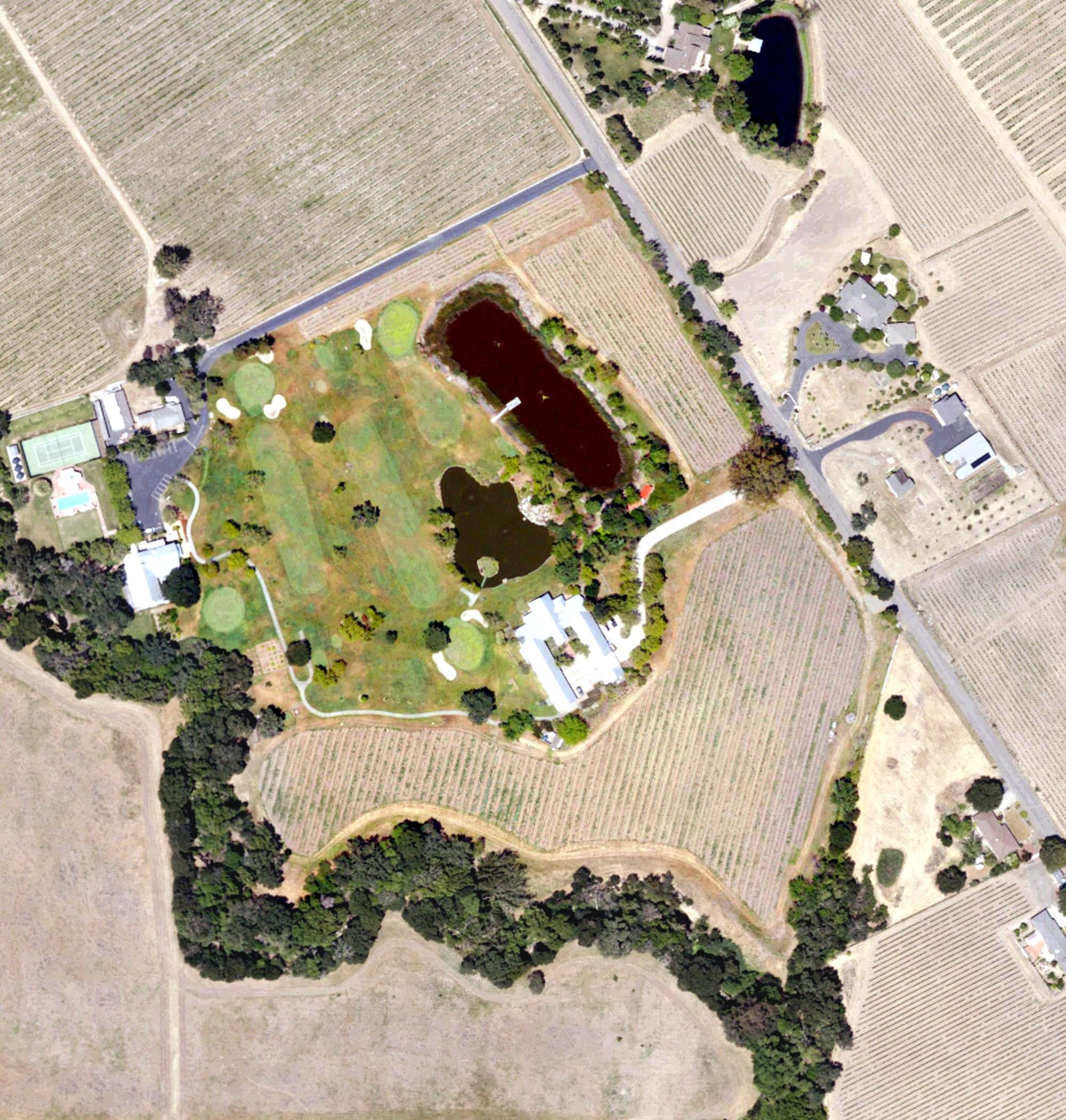 Aerial view of Vineyard Knolls, CA, with its hole routing marked