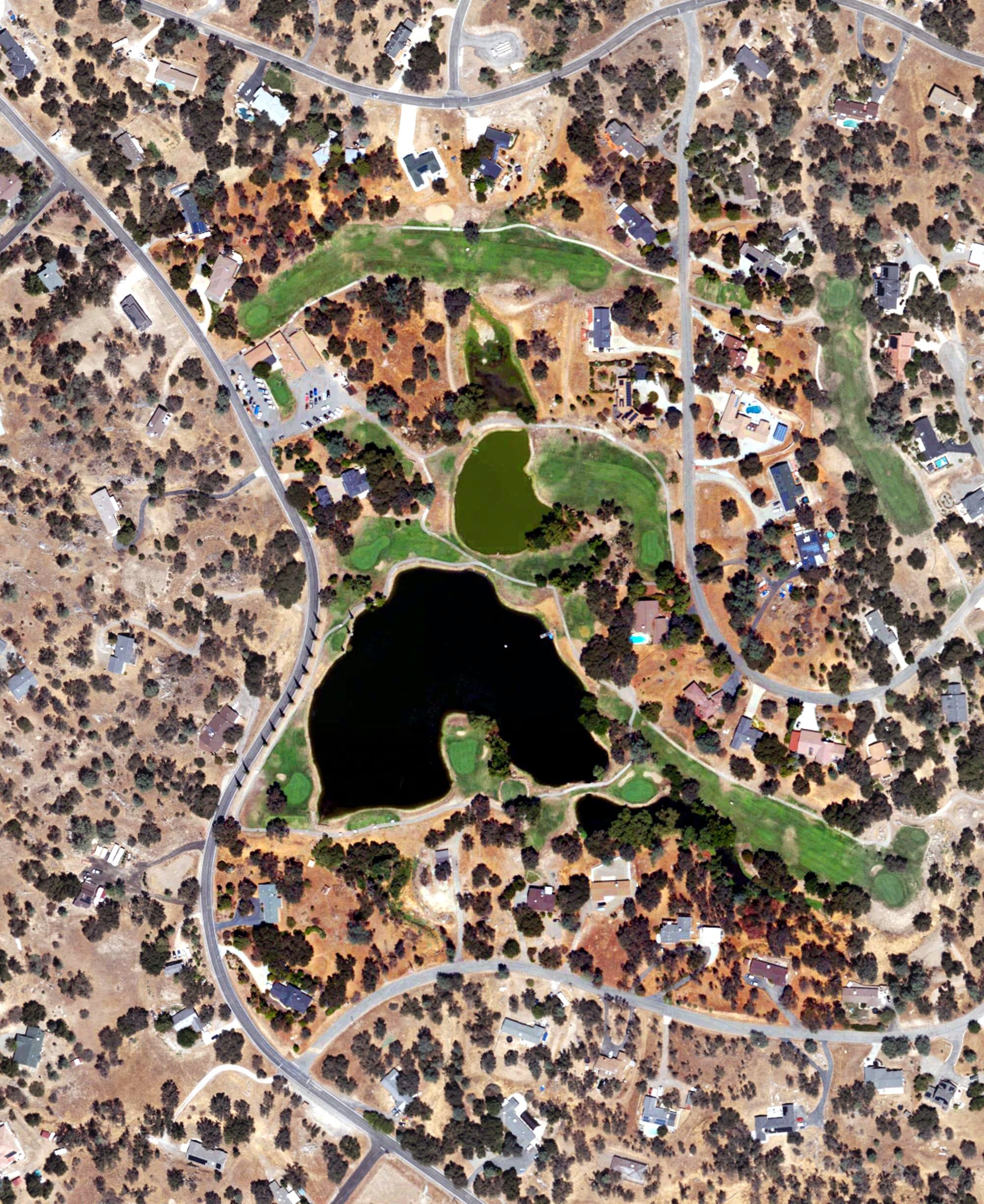 Aerial view of Yosemite Lakes Golf Course, CA, with its hole routing marked