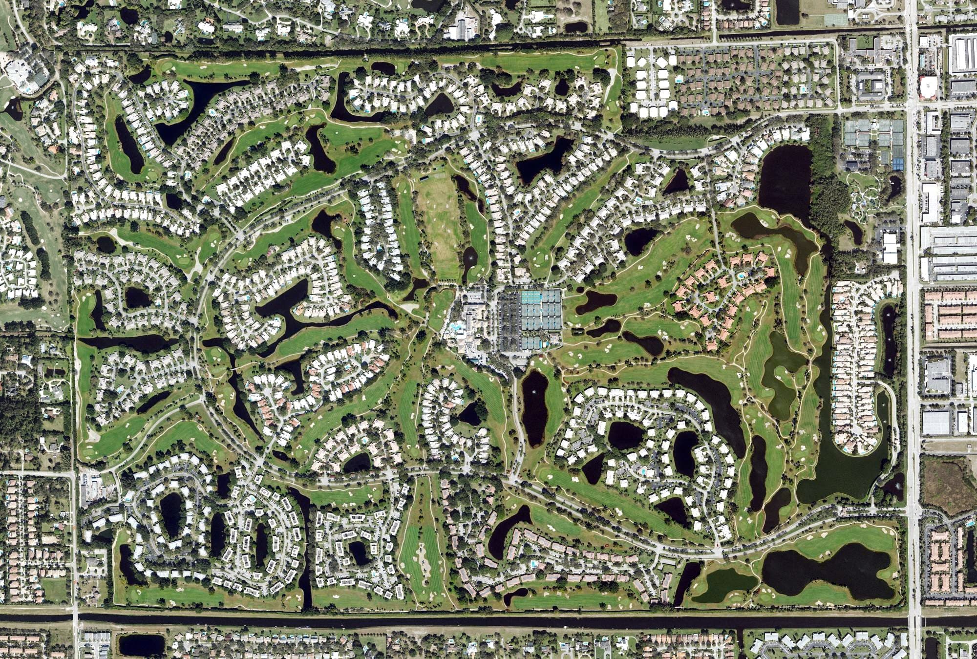 Aerial view of Hunters Run, FL, with its hole routing marked