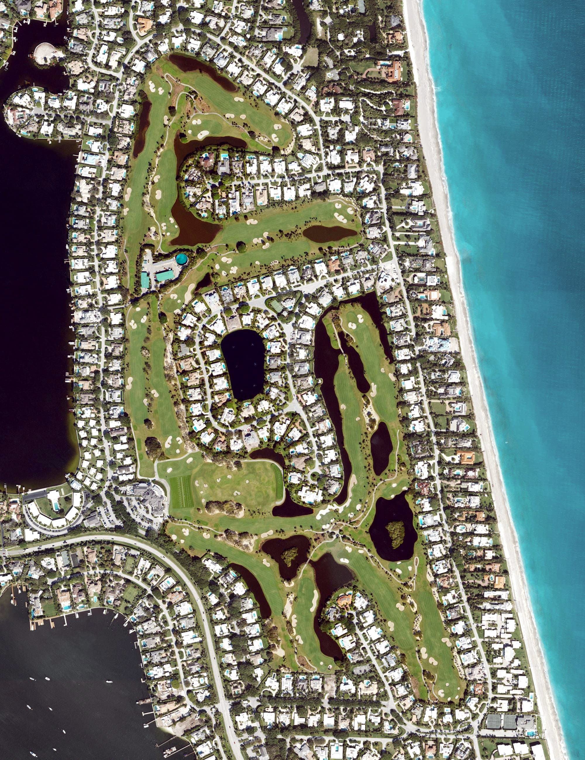 Aerial view of Lost Tree Club, FL, with its hole routing marked
