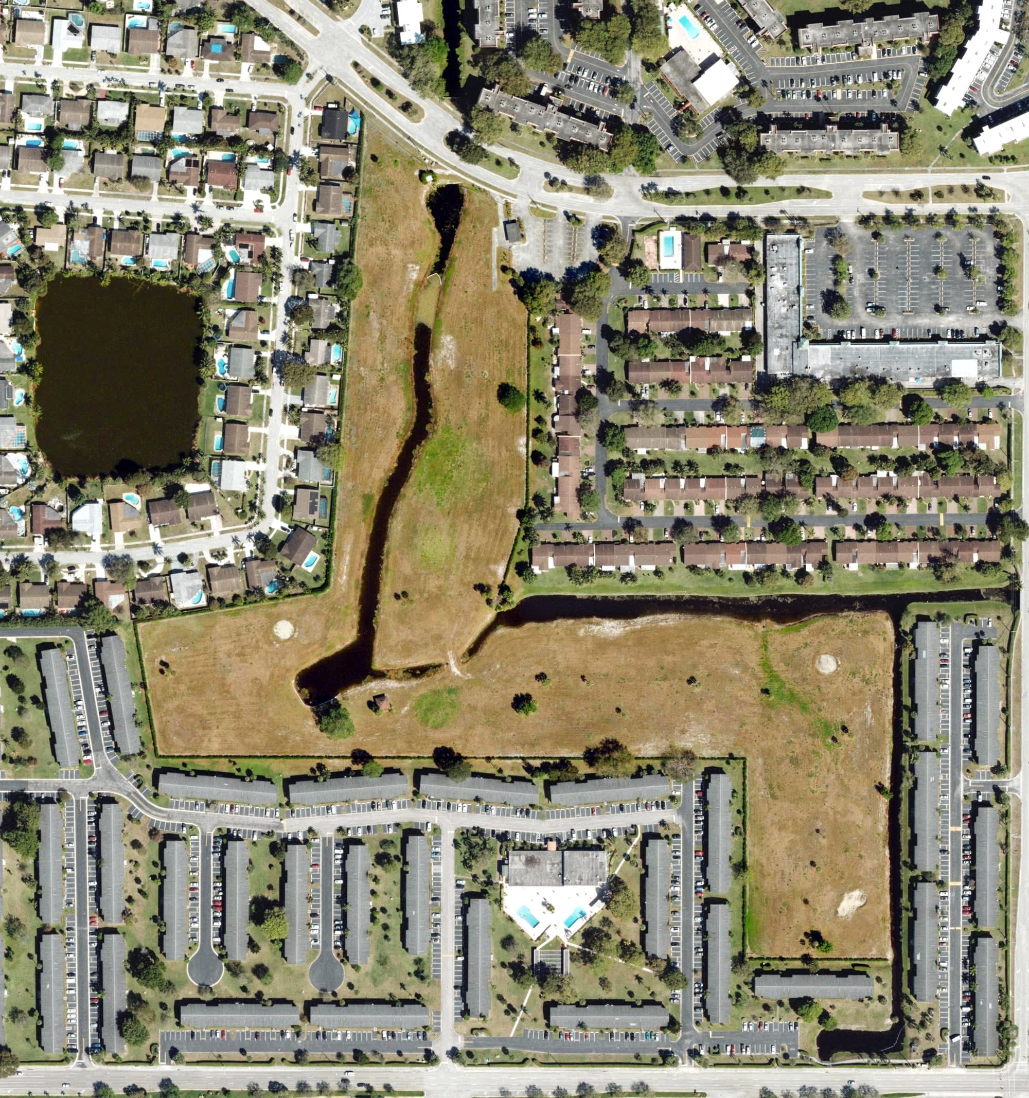 Aerial view of Margate Executive Golf Course, FL, with its hole routing marked