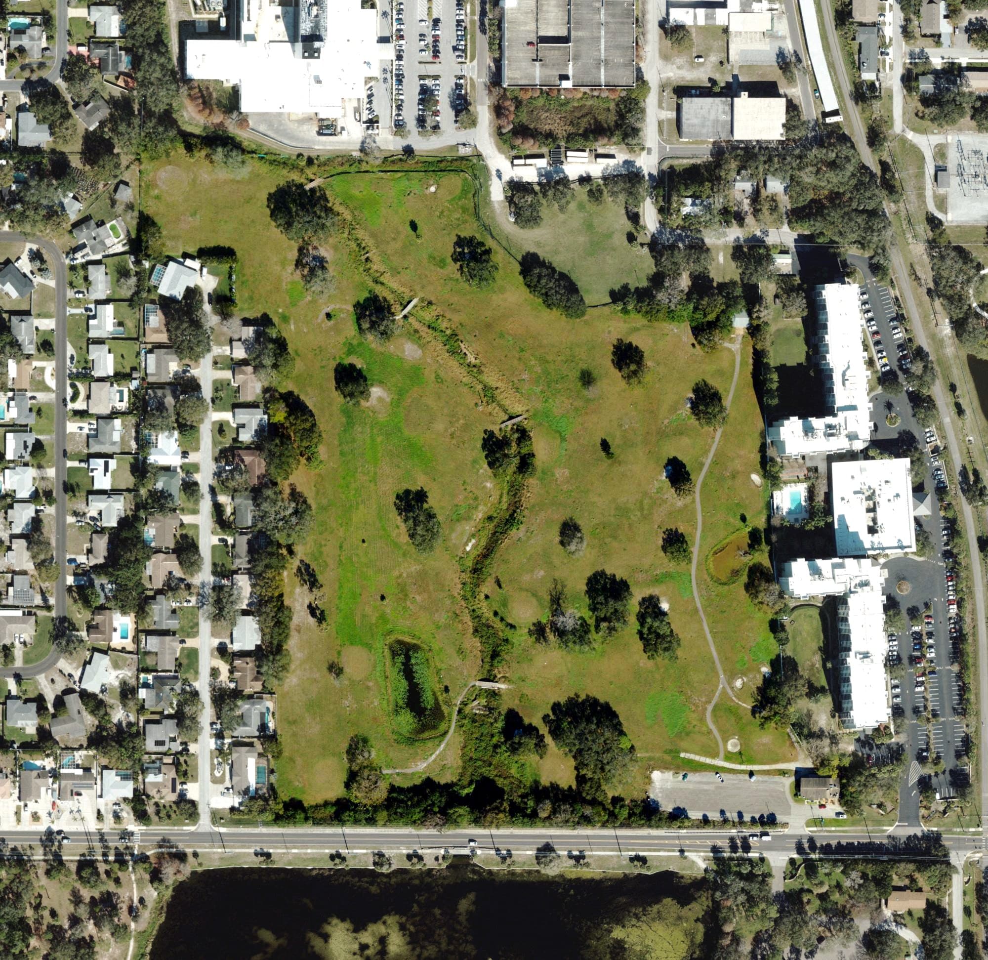 Aerial view of Pinecrest Golf Club (Largo), FL, with its hole routing marked