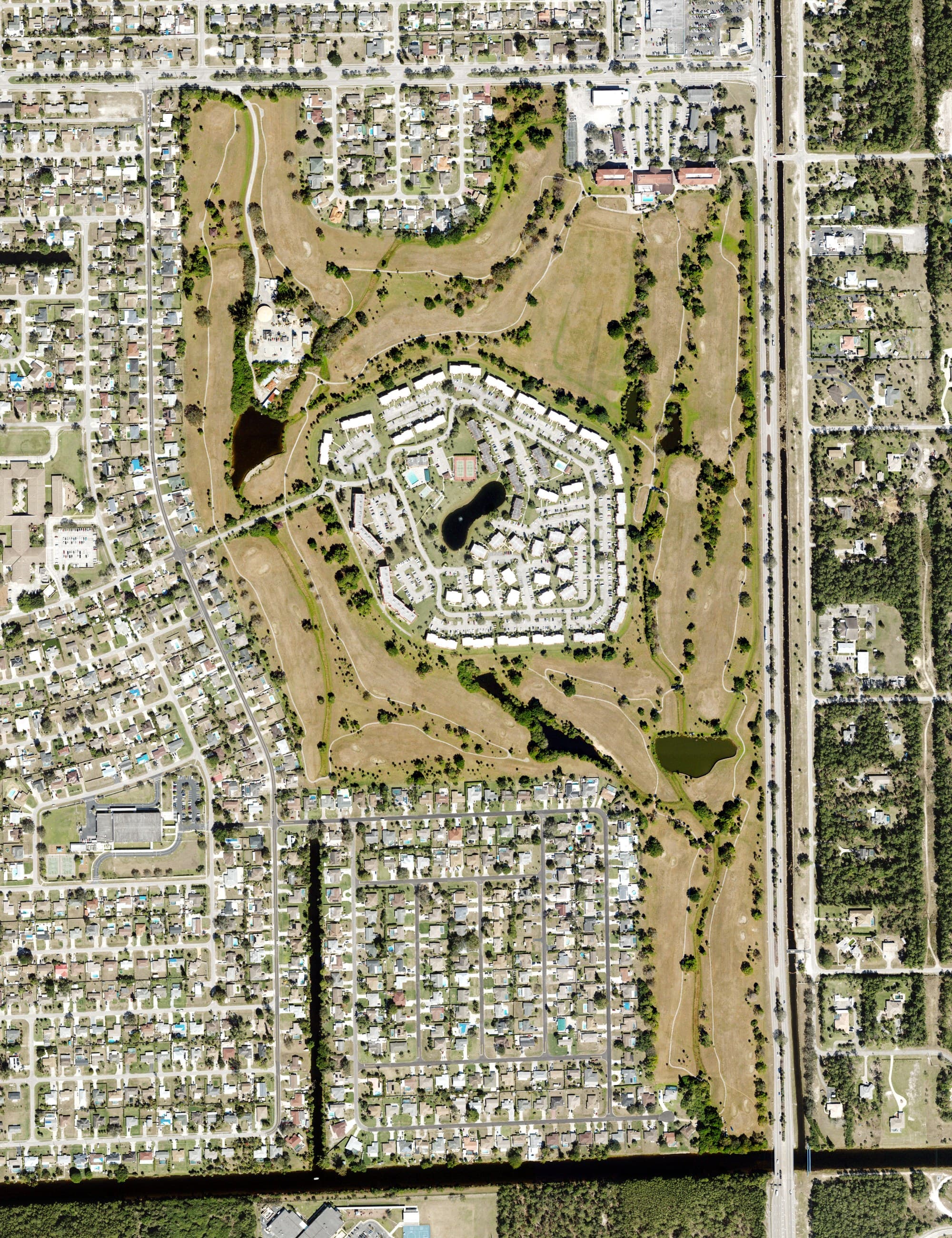 Aerial view of Quality Inn & Suites Golf Resort, FL, with its hole routing marked