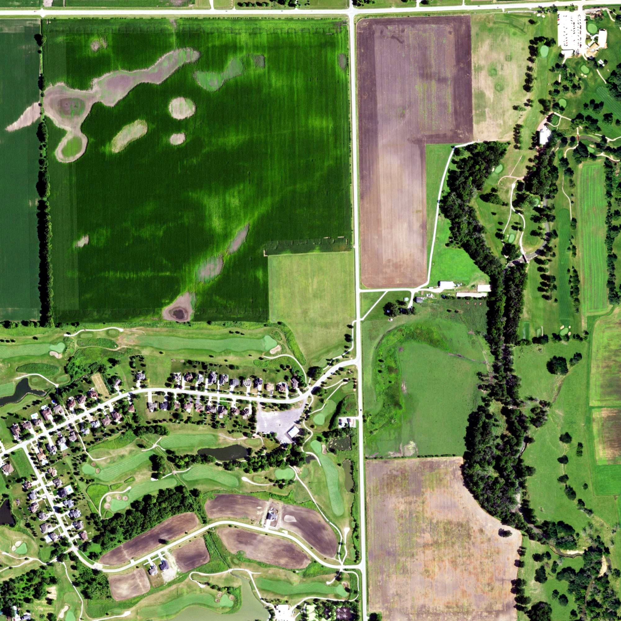 Aerial view of Driving Range, IL, with its hole routing marked