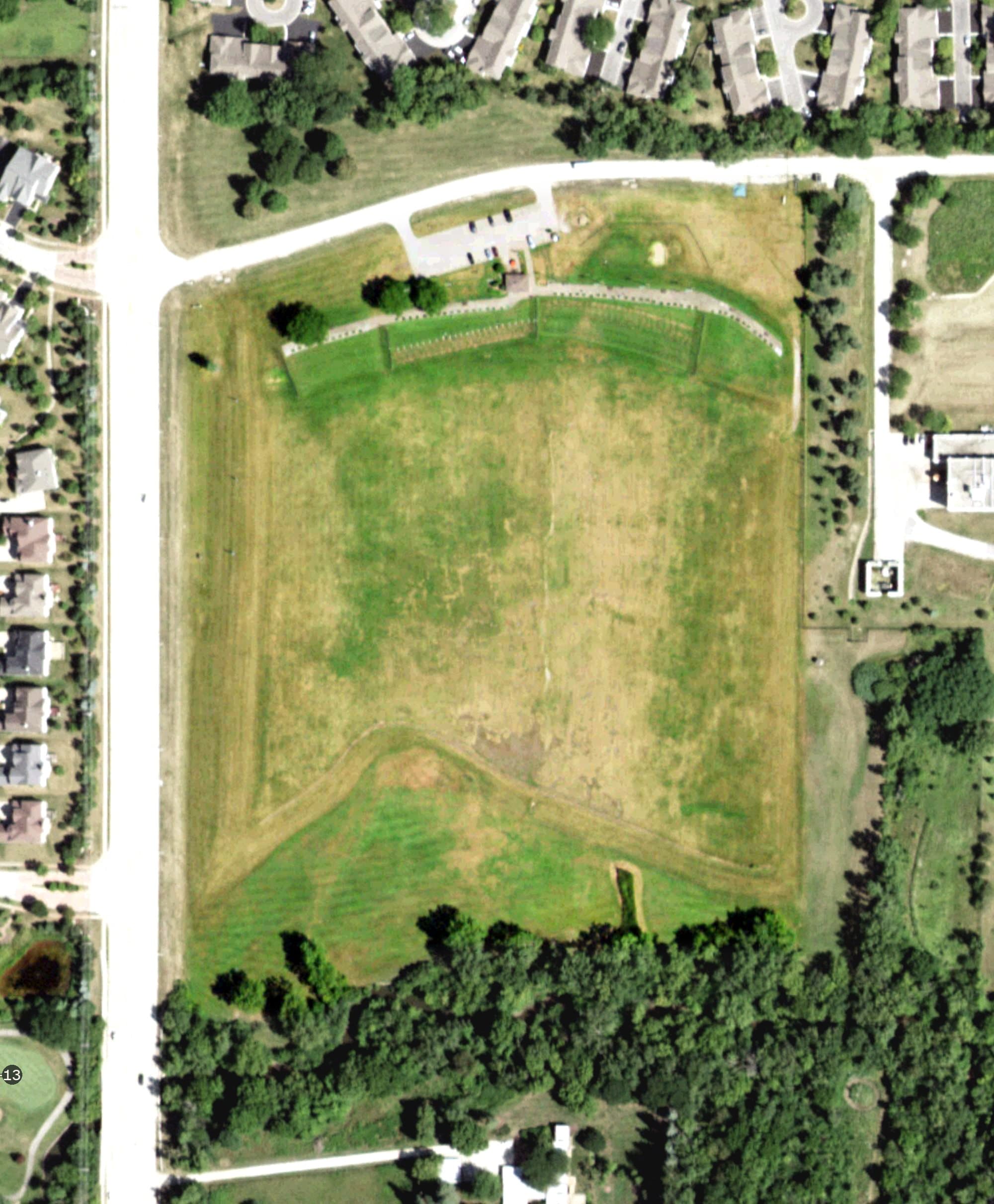 Aerial view of Fox Run Driving Range, IL, with its hole routing marked