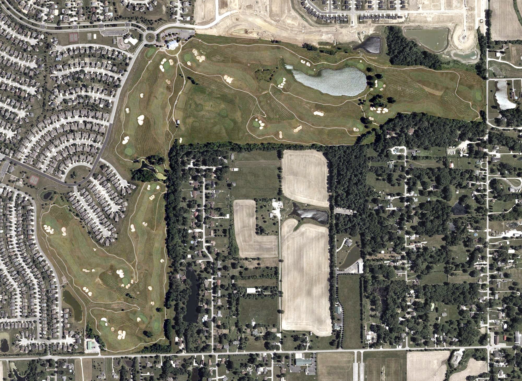 Aerial view of Heartland Crossing Golf Links, IN, with its hole routing marked