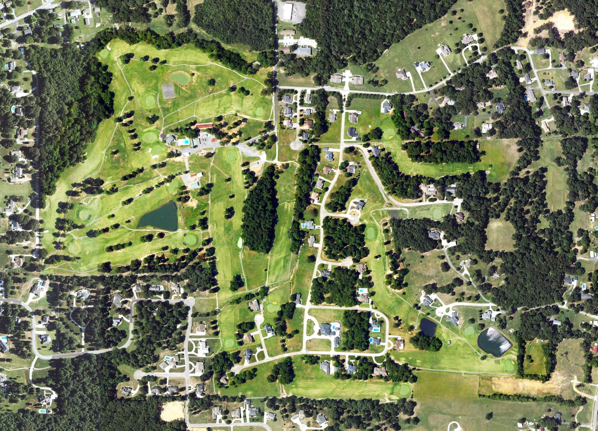 Aerial view of Benton Golf & Country Club, KY, with its hole routing marked