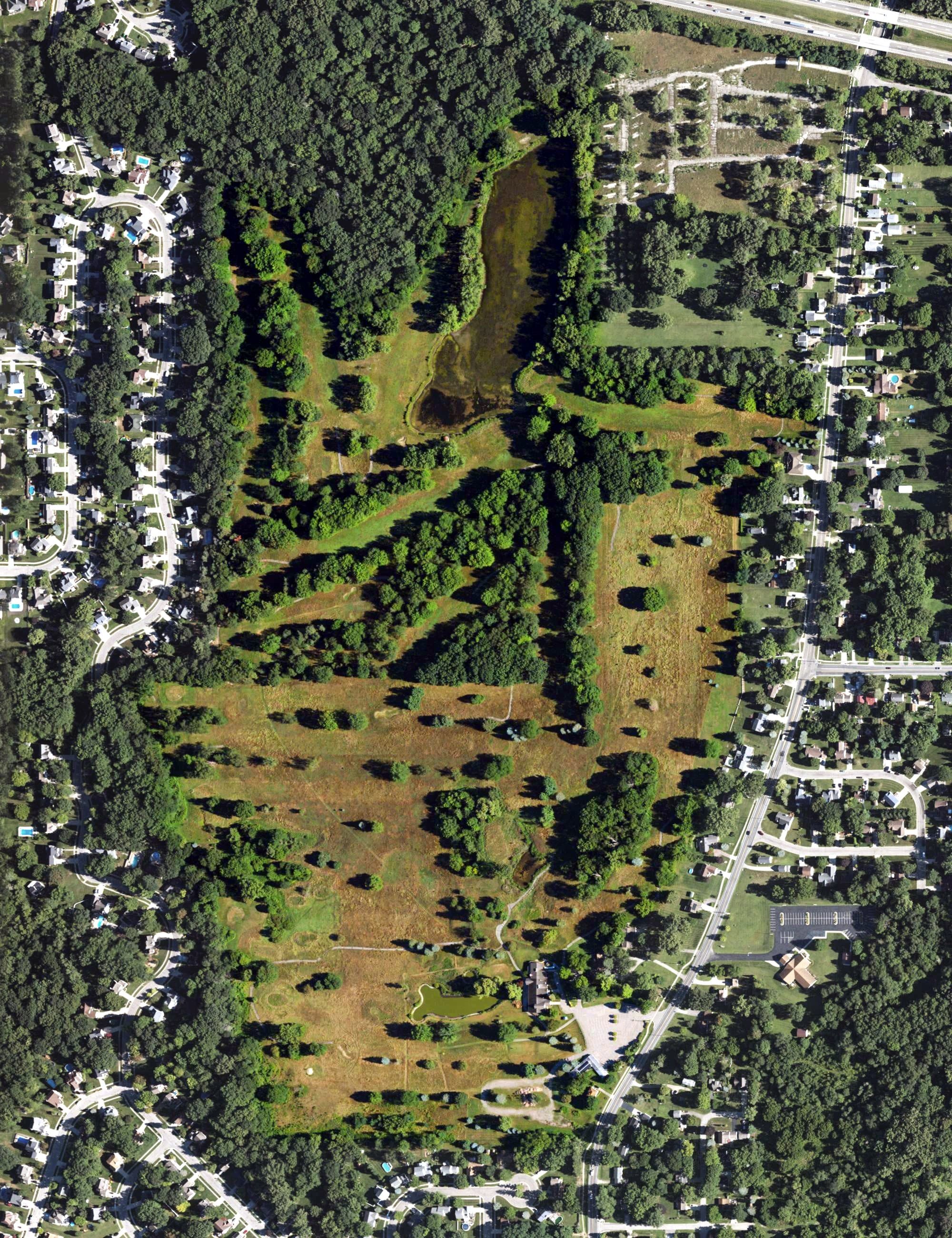 Aerial view of Chisholm Hills Country Club, MI, with its hole routing marked