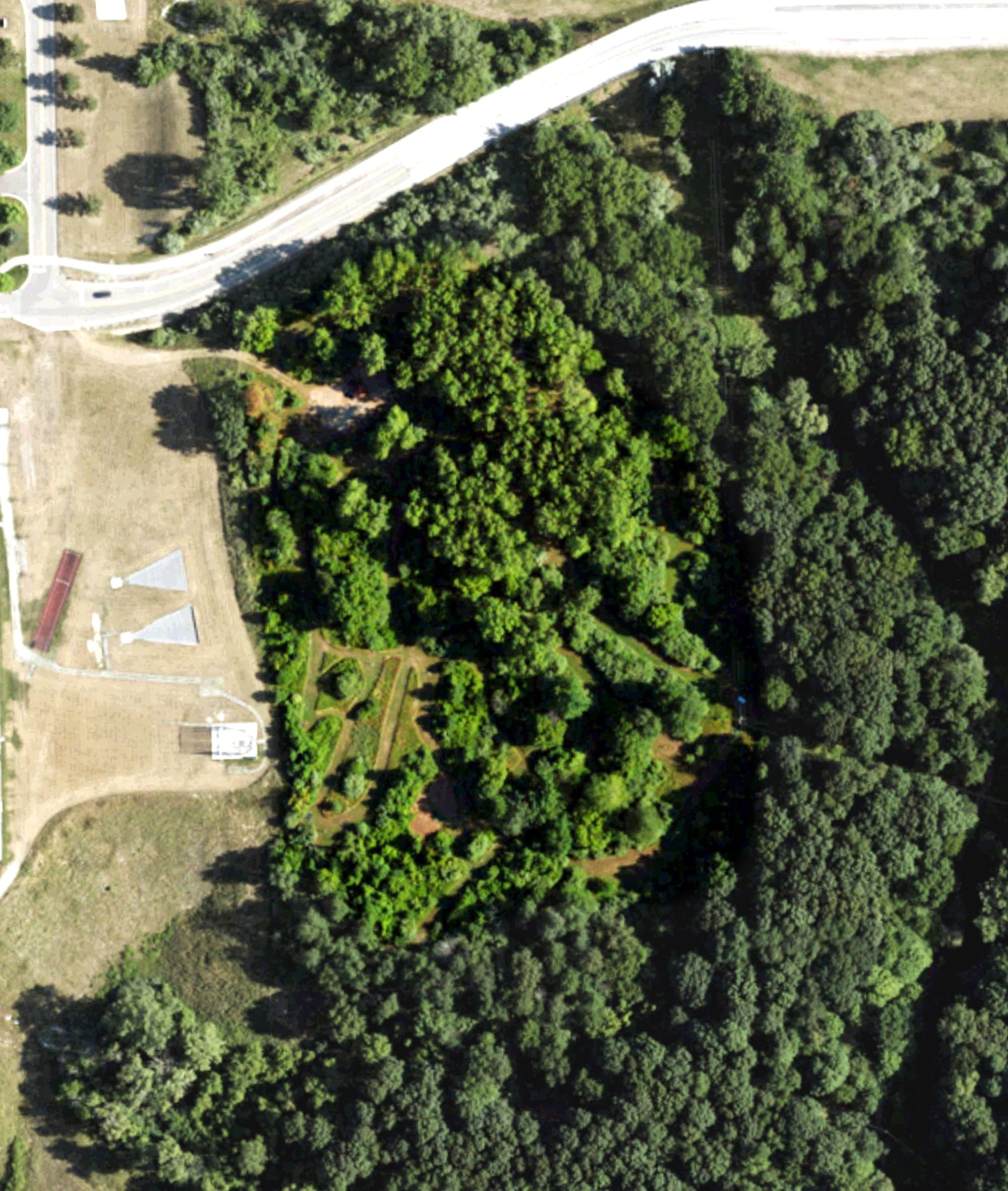 Aerial view of Grizzly Oaks Disc Golf Course, MI, with its hole routing marked