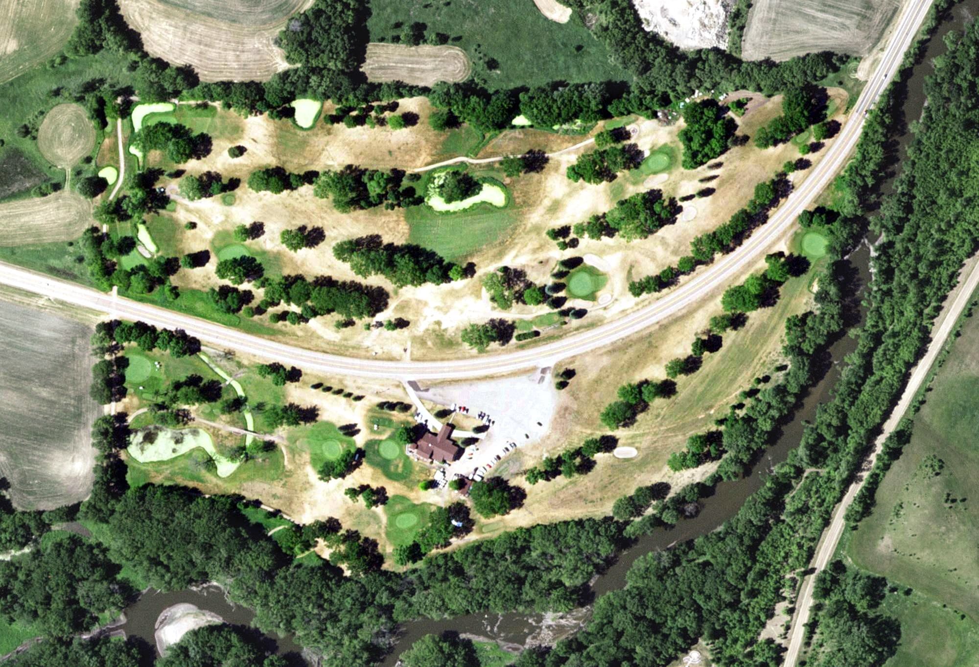 Aerial view of B's On The River, MN, with its hole routing marked