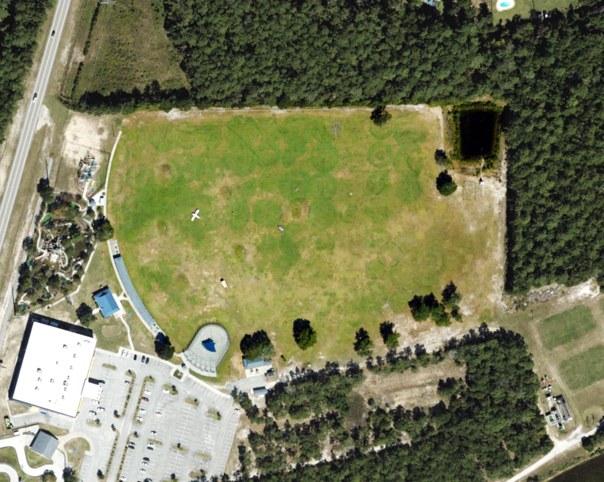 Aerial view of Golfin Dolphin, NC, with its hole routing marked
